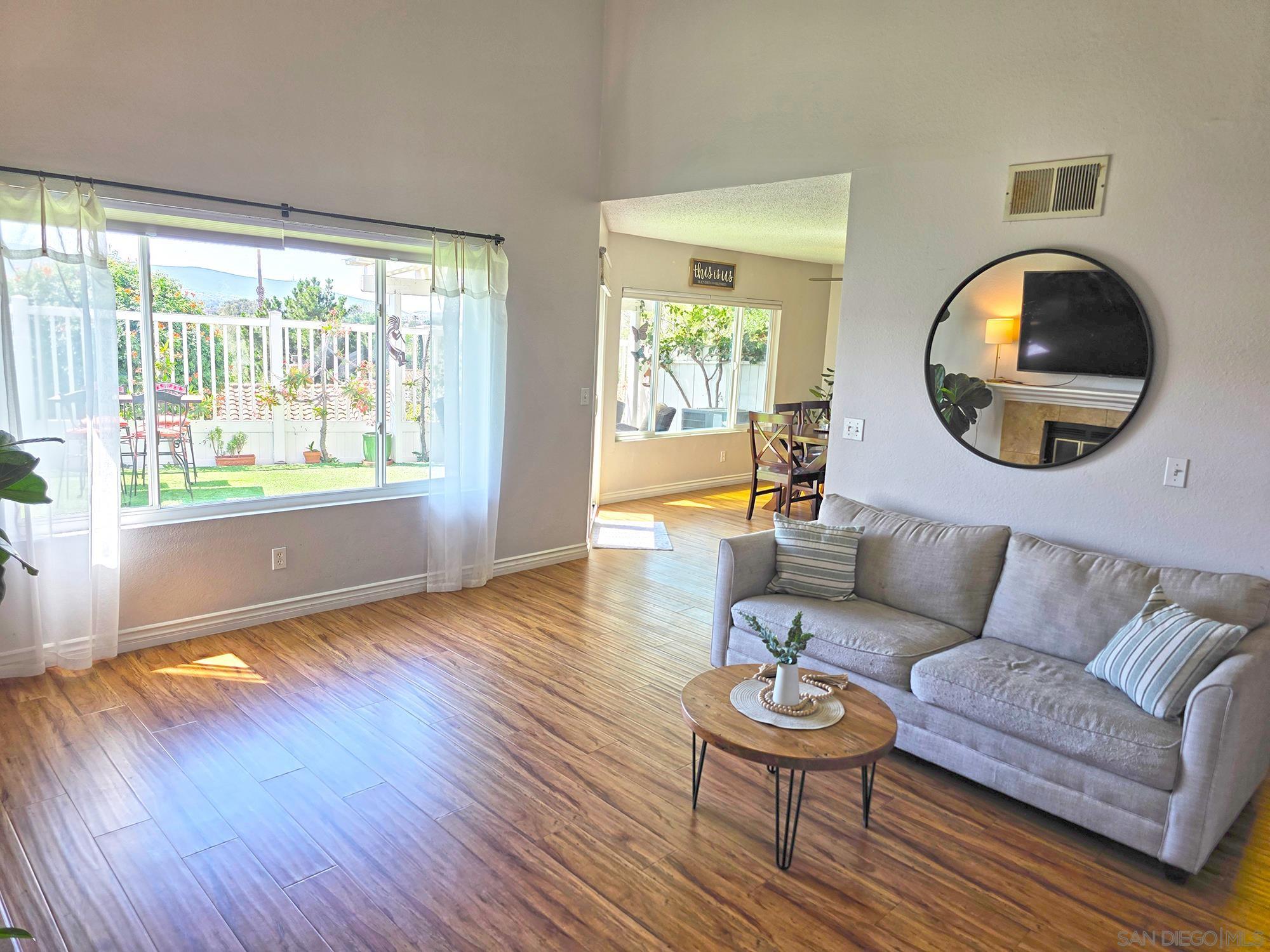 Detail Gallery Image 5 of 21 For 341  Rolling Hills, San Marcos,  CA 92069 - 3 Beds | 2/1 Baths