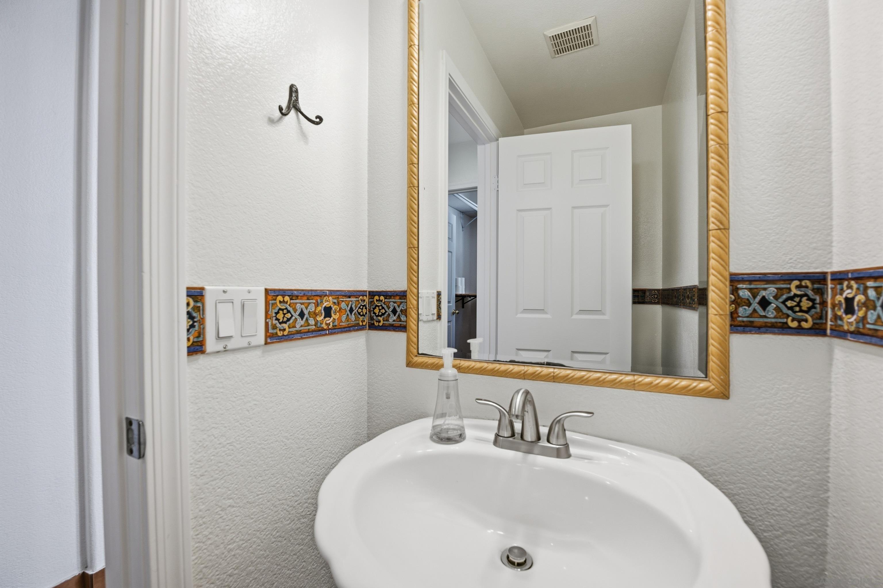 Detail Gallery Image 8 of 35 For 7264  Arroyo Grande Rd, San Diego,  CA 92129 - 4 Beds | 2/1 Baths