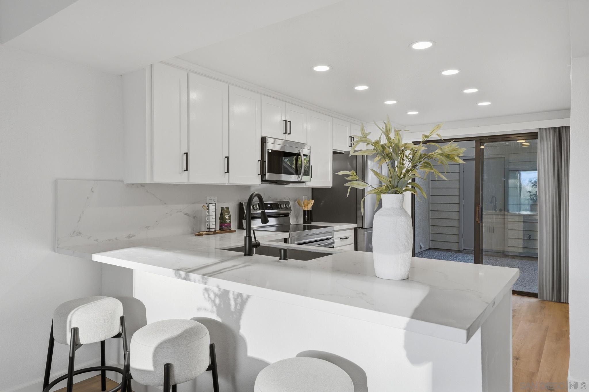 Detail Gallery Image 6 of 47 For 10450  Ridgewater Ln, San Diego,  CA 92131 - 2 Beds | 2/1 Baths