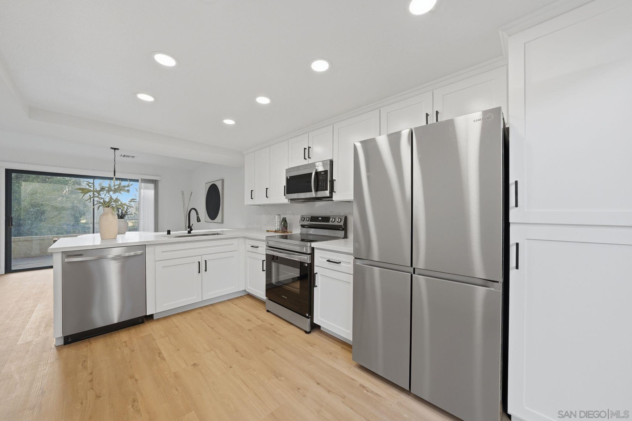 Detail Gallery Image 8 of 47 For 10450  Ridgewater Ln, San Diego,  CA 92131 - 2 Beds | 2/1 Baths