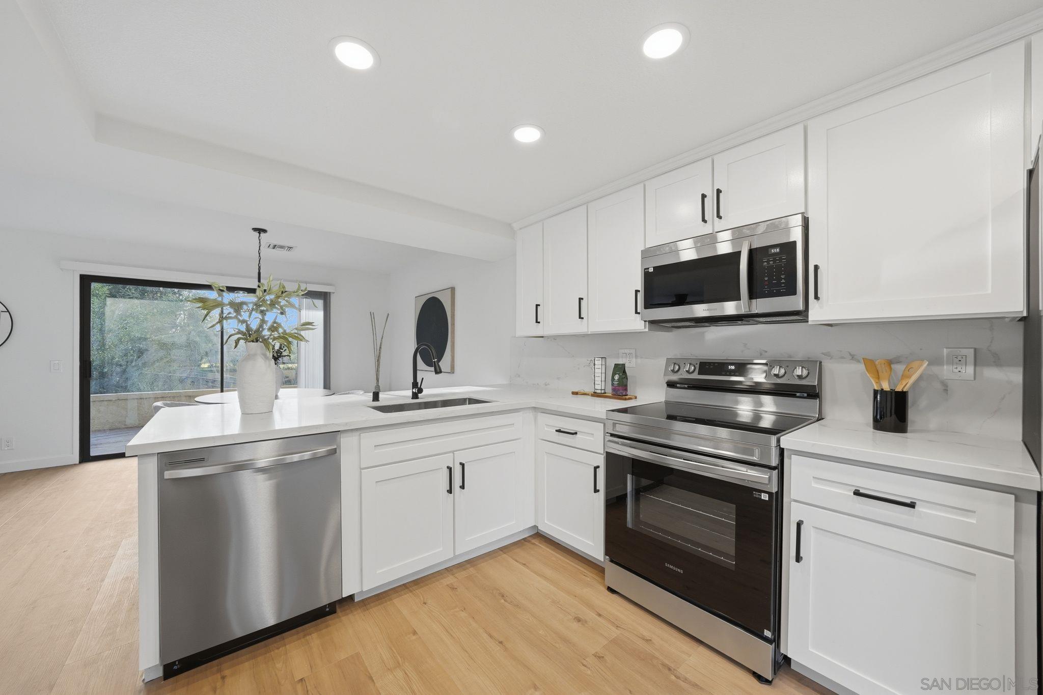 Detail Gallery Image 9 of 47 For 10450  Ridgewater Ln, San Diego,  CA 92131 - 2 Beds | 2/1 Baths