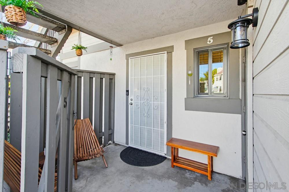 Detail Gallery Image 2 of 39 For 1953  Wellington Lane  #5,  Vista,  CA 92081 - 2 Beds | 1/1 Baths