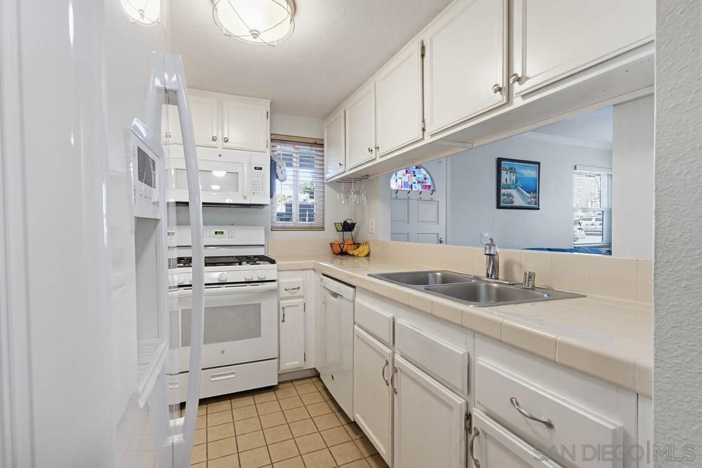 Detail Gallery Image 11 of 39 For 1953  Wellington Lane  #5,  Vista,  CA 92081 - 2 Beds | 1/1 Baths
