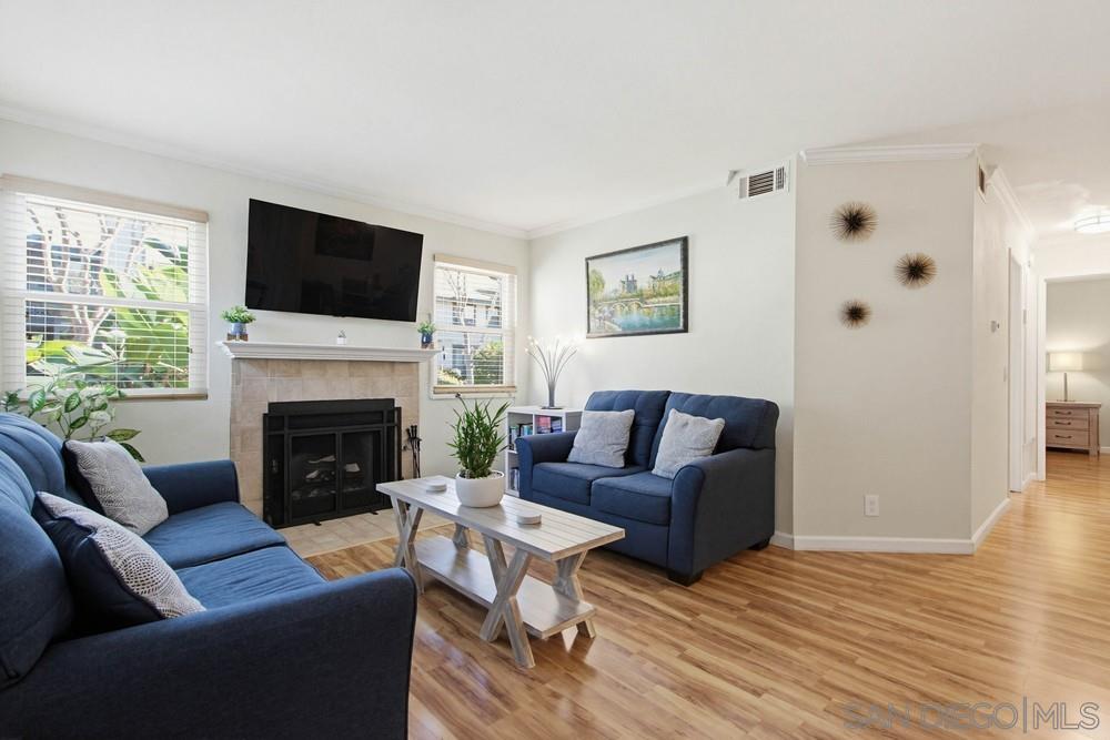 Detail Gallery Image 4 of 39 For 1953  Wellington Lane  #5,  Vista,  CA 92081 - 2 Beds | 1/1 Baths