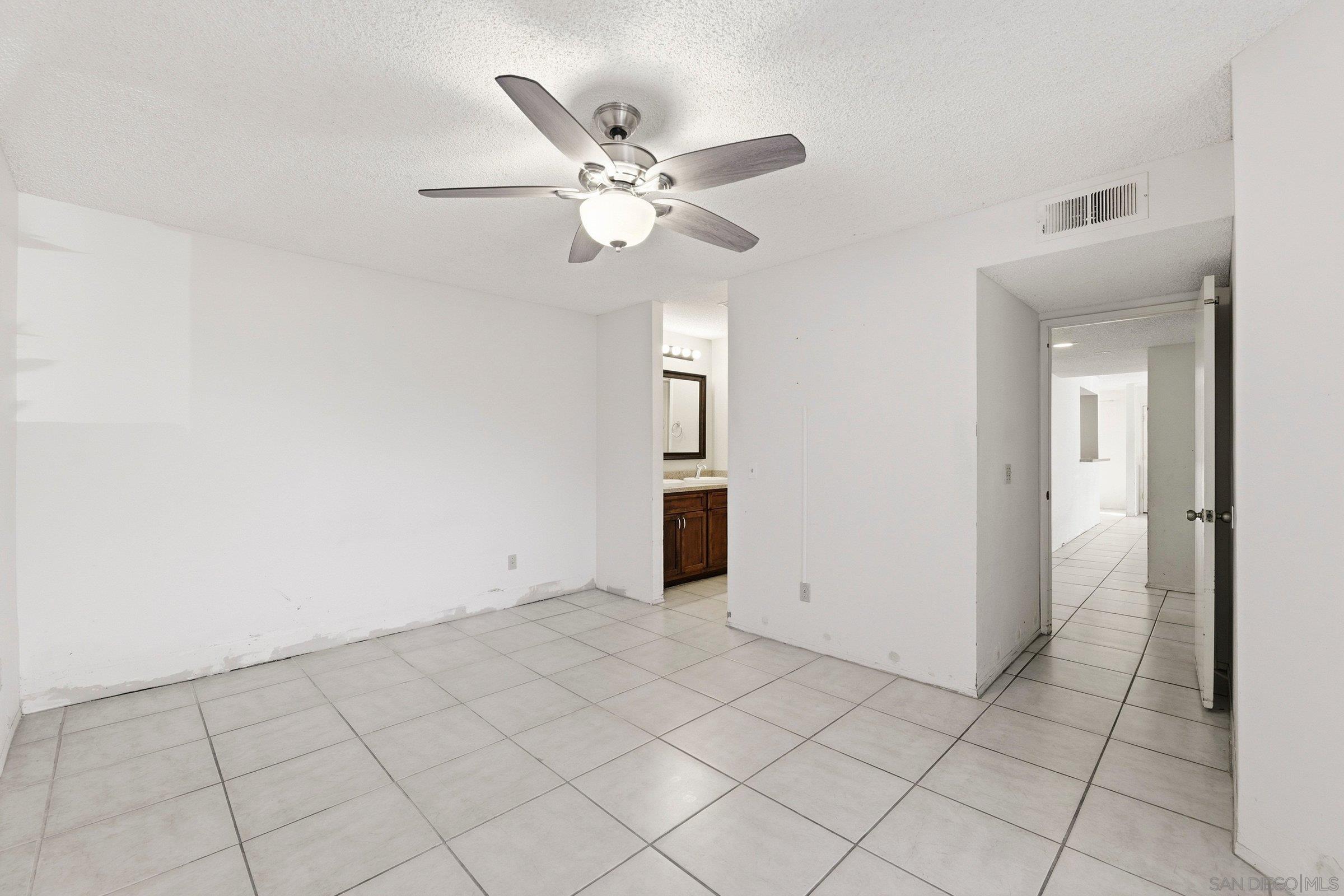 Detail Gallery Image 13 of 36 For 9454  Twin Trails Dr  #103,  San Diego,  CA 92129 - 3 Beds | 2 Baths