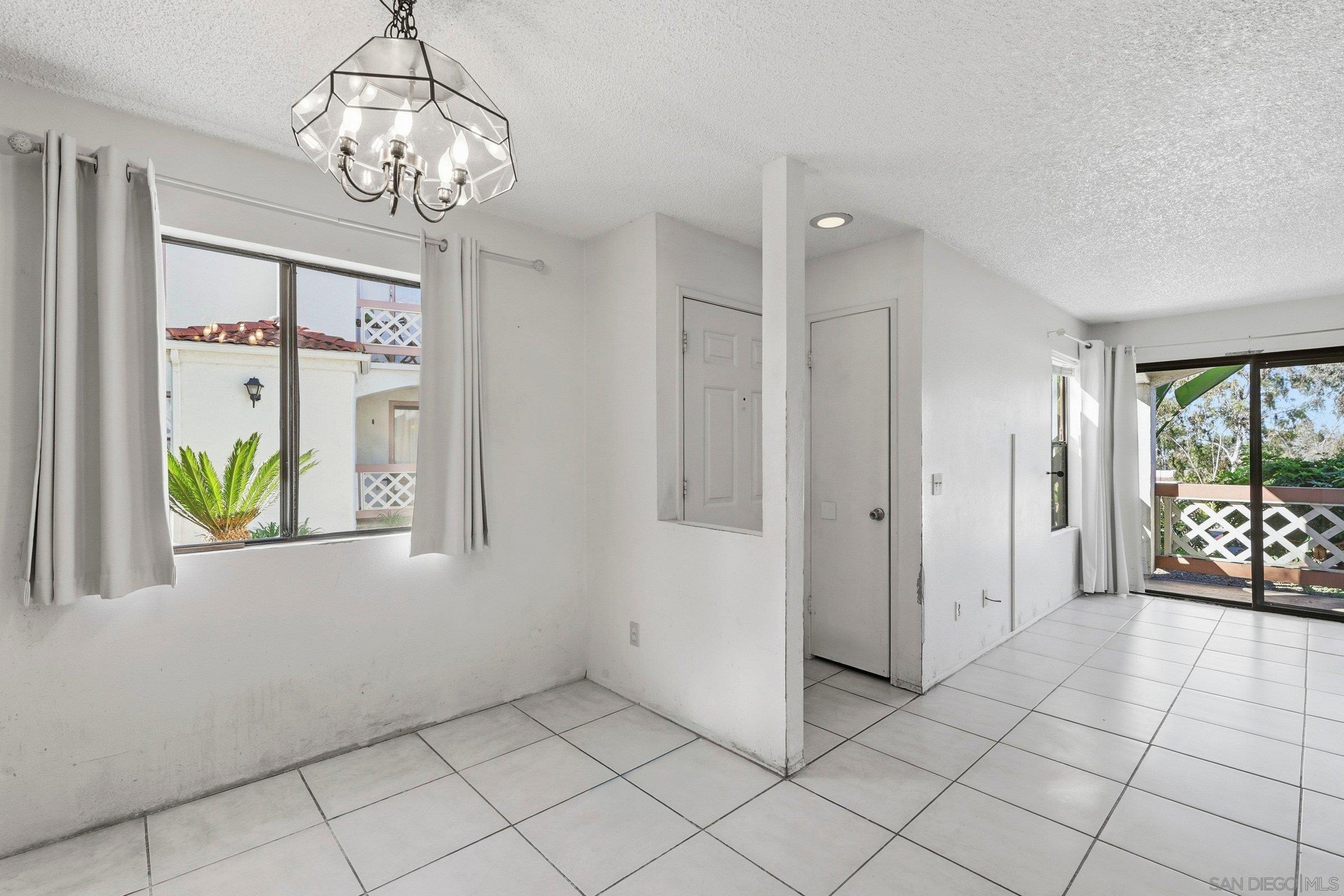 Detail Gallery Image 3 of 36 For 9454  Twin Trails Dr  #103,  San Diego,  CA 92129 - 3 Beds | 2 Baths