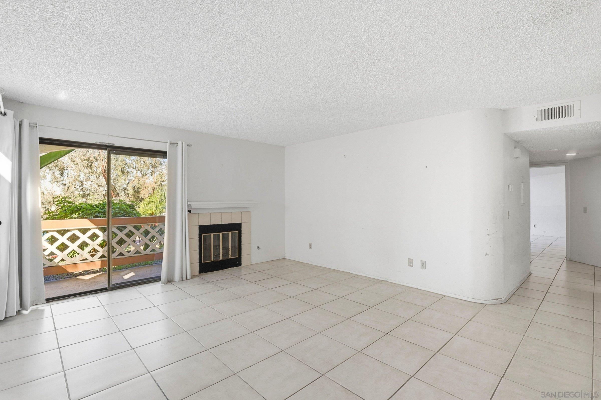 Detail Gallery Image 4 of 36 For 9454  Twin Trails Dr  #103,  San Diego,  CA 92129 - 3 Beds | 2 Baths