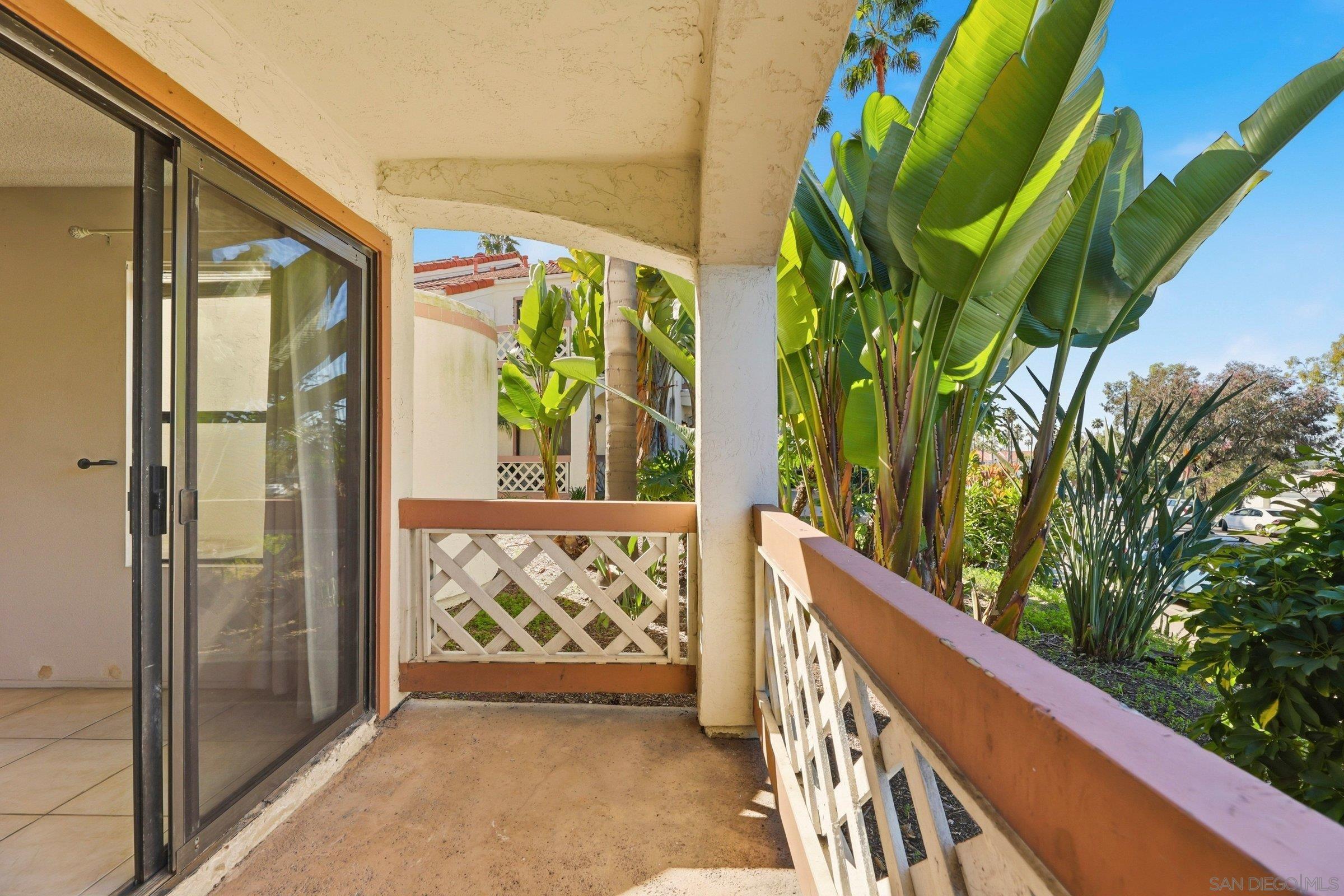 Detail Gallery Image 5 of 36 For 9454  Twin Trails Dr  #103,  San Diego,  CA 92129 - 3 Beds | 2 Baths