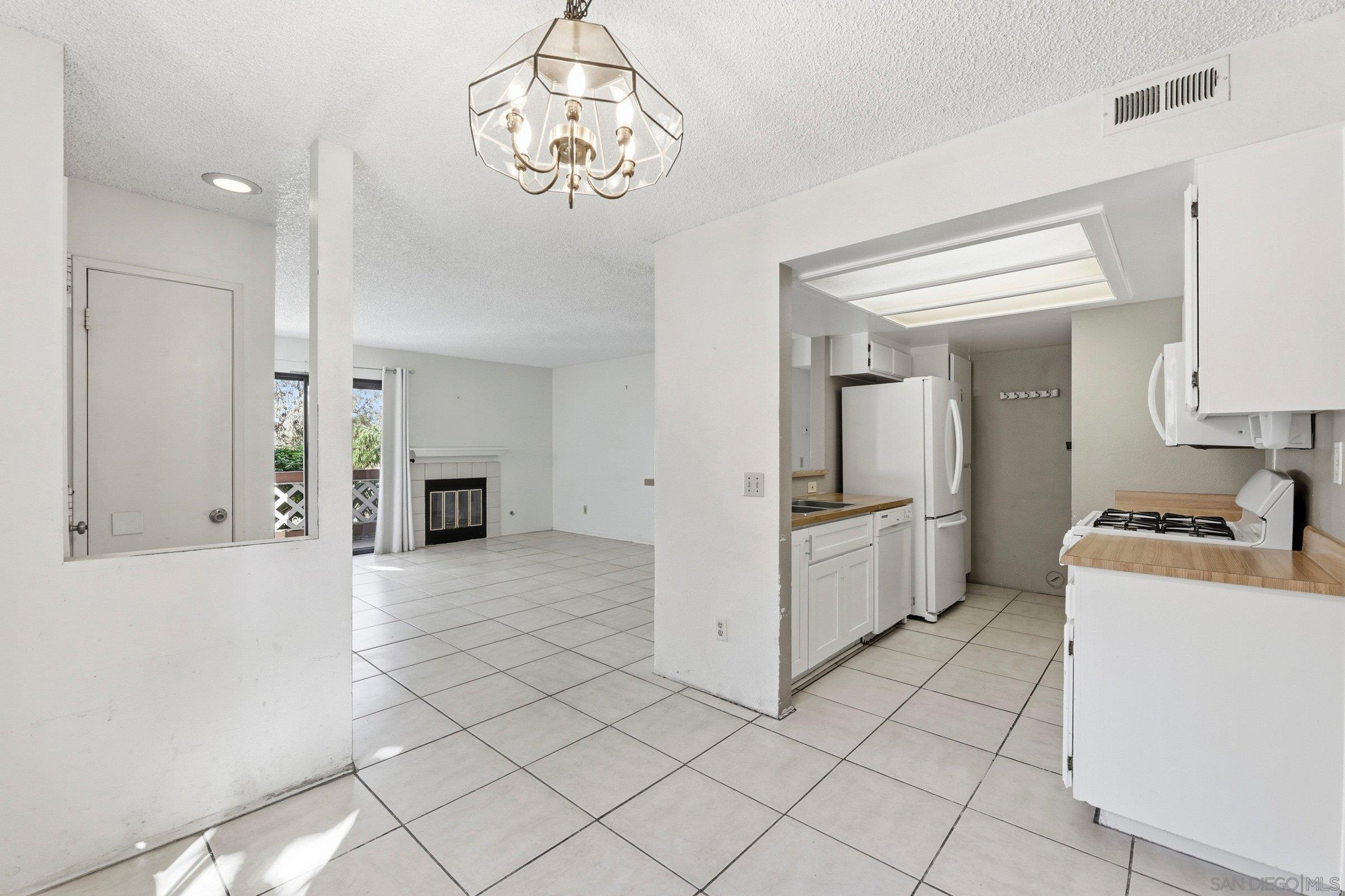 Detail Gallery Image 8 of 36 For 9454  Twin Trails Dr  #103,  San Diego,  CA 92129 - 3 Beds | 2 Baths