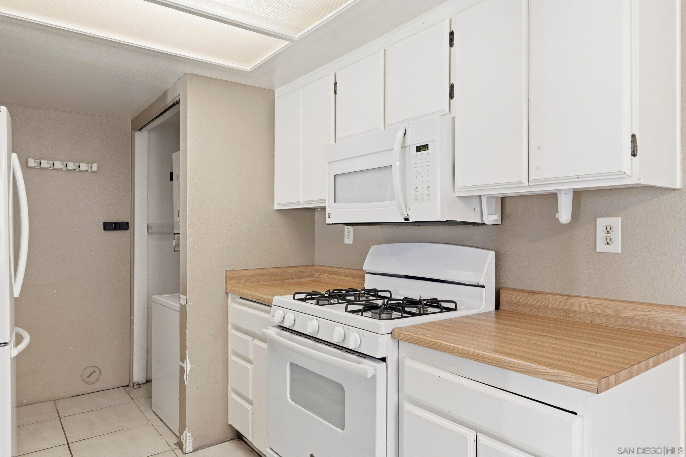 Detail Gallery Image 9 of 36 For 9454  Twin Trails Dr  #103,  San Diego,  CA 92129 - 3 Beds | 2 Baths