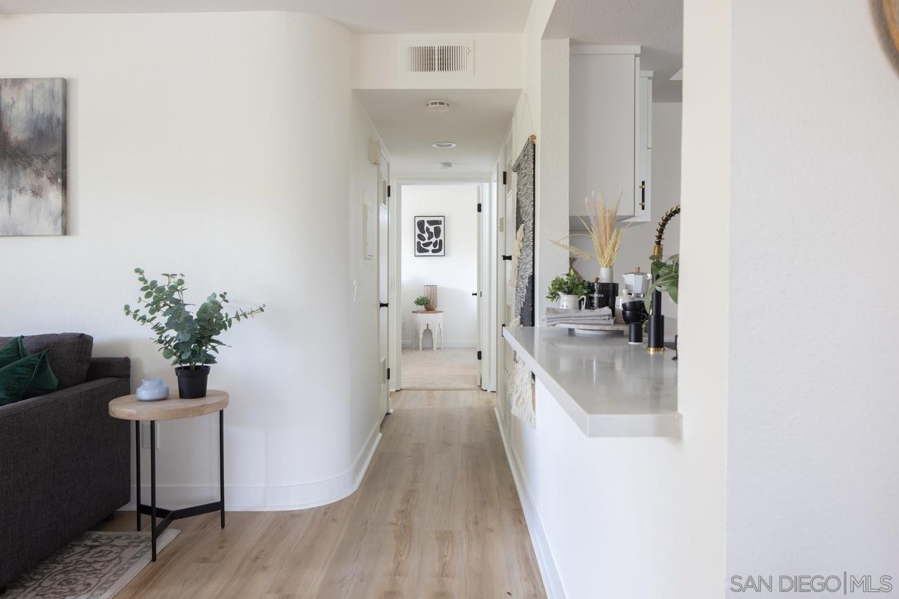 Detail Gallery Image 3 of 21 For 9449  Fairgrove Ln  102, San Diego,  CA 92129 - 2 Beds | 2 Baths