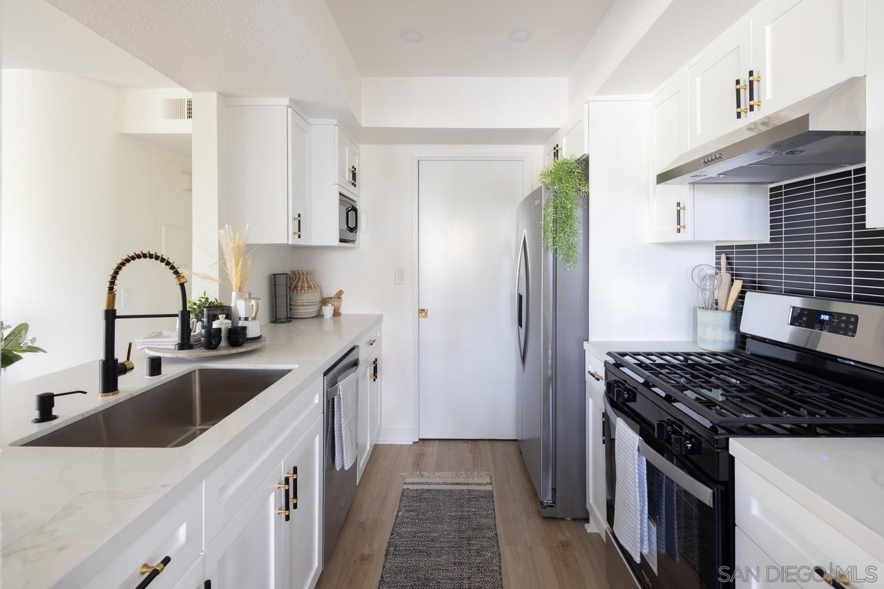 Detail Gallery Image 8 of 21 For 9449  Fairgrove Ln  102, San Diego,  CA 92129 - 2 Beds | 2 Baths