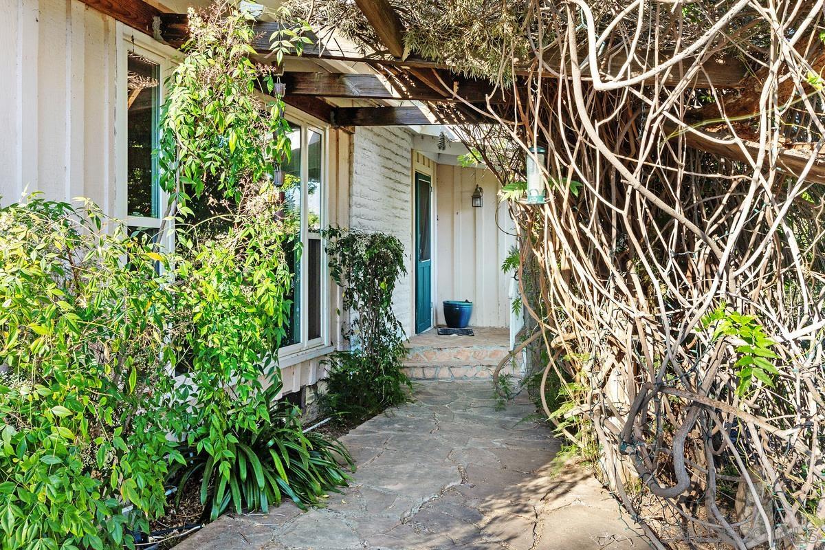 Detail Gallery Image 5 of 37 For 320  Beaumont Dr., Vista,  CA 92084 - 3 Beds | 2 Baths