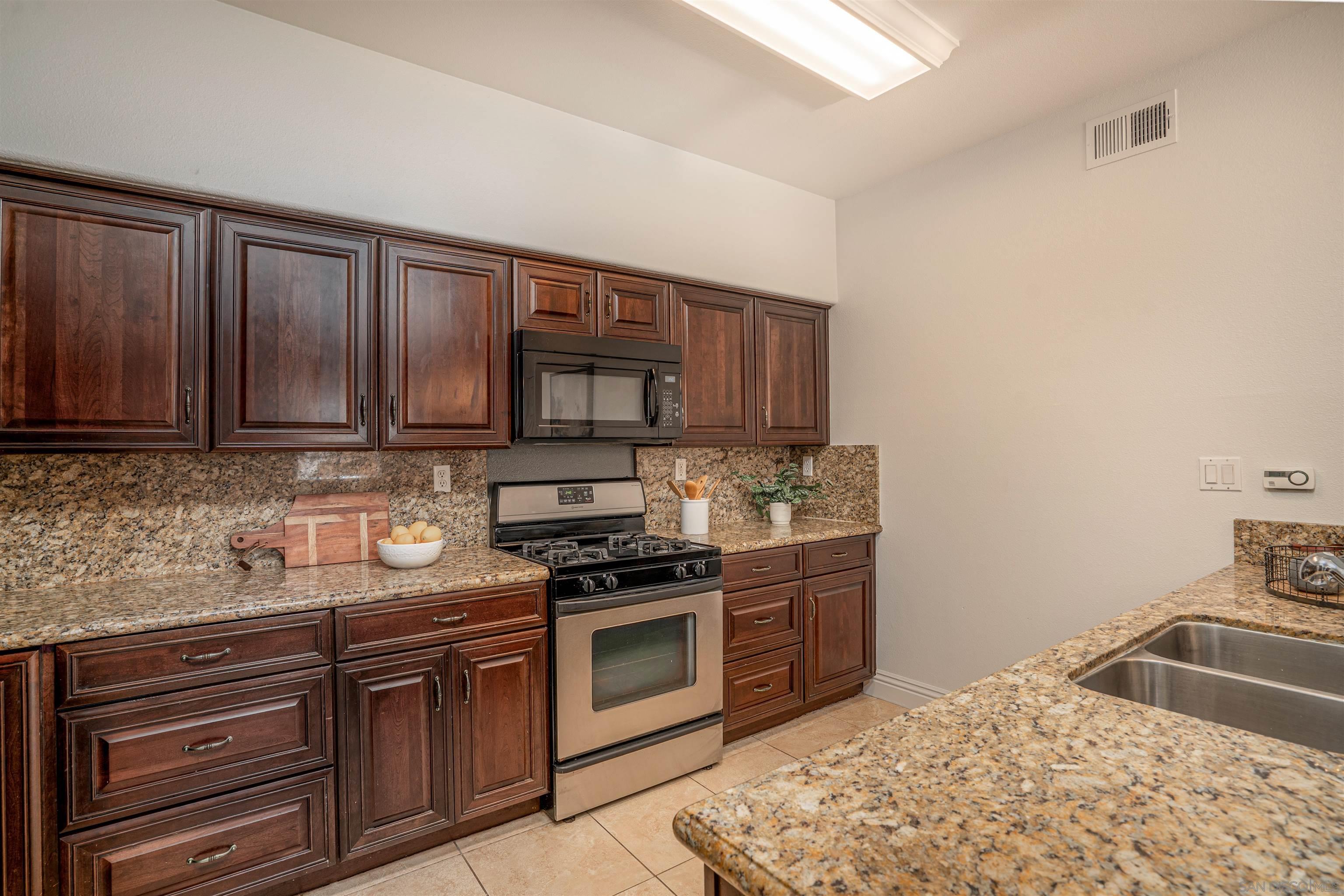 Detail Gallery Image 8 of 27 For 12376  Carmel Country Rd  #107,  San Diego,  CA 92130 - 3 Beds | 2 Baths