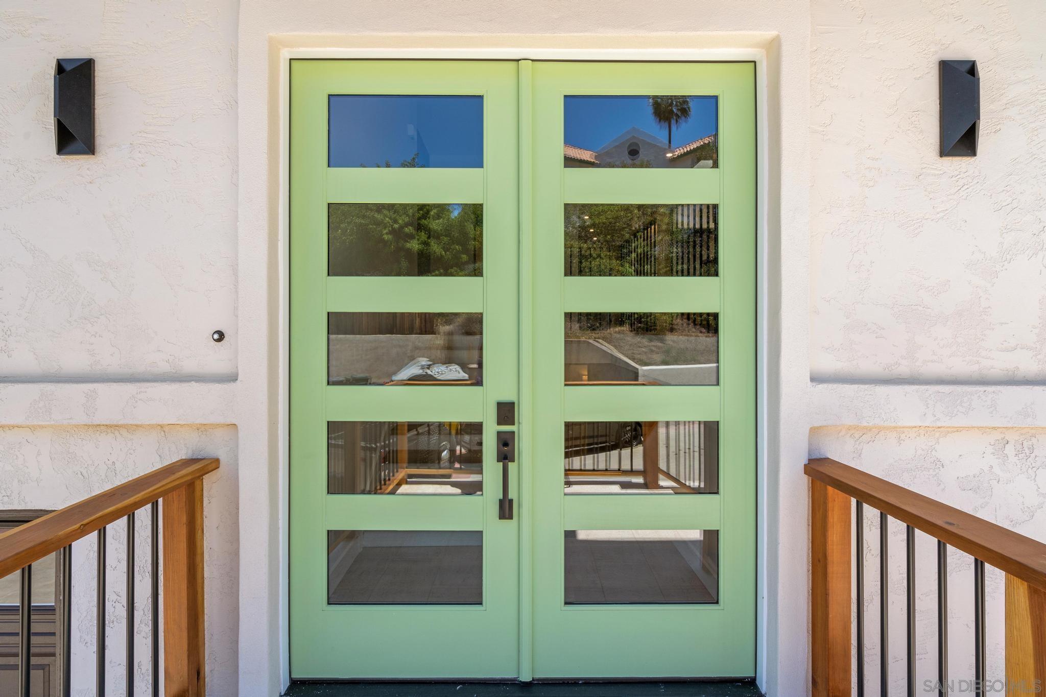 Detail Gallery Image 4 of 53 For 4242  Avenida Gregory, Spring Valley,  CA 91977 - 5 Beds | 3/1 Baths