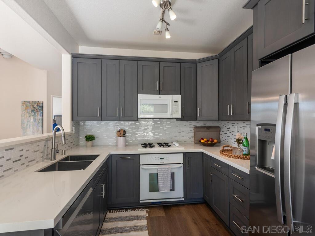 Detail Gallery Image 11 of 30 For 417  Sanibelle Circle  #91,  Chula Vista,  CA 91910 - 3 Beds | 3 Baths