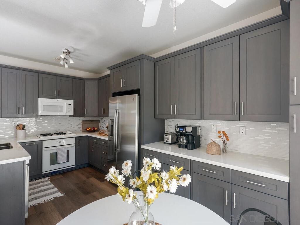 Detail Gallery Image 13 of 30 For 417  Sanibelle Circle  #91,  Chula Vista,  CA 91910 - 3 Beds | 3 Baths