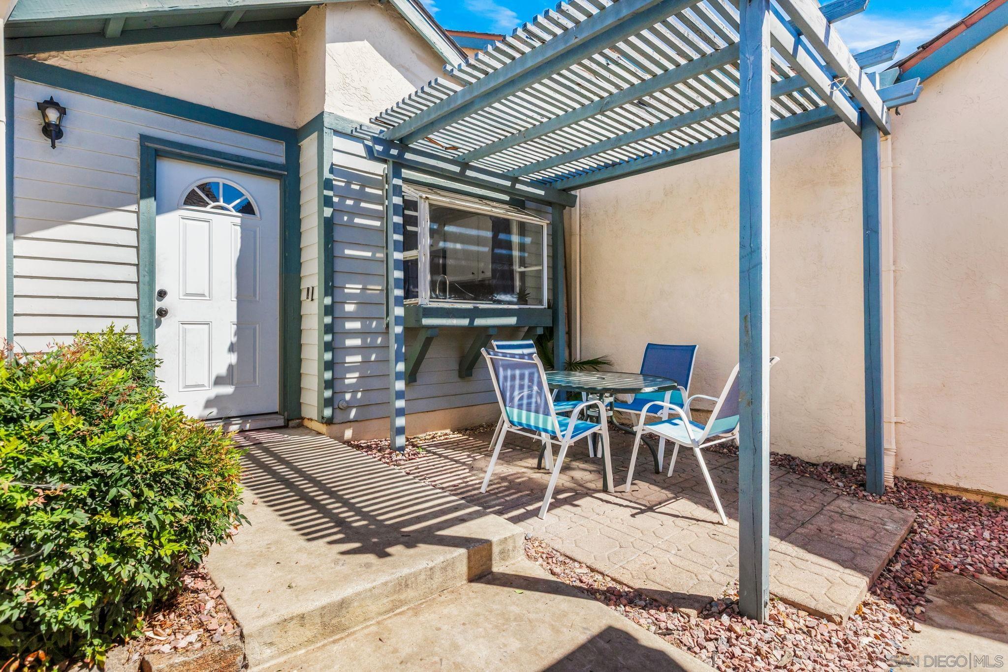 Detail Gallery Image 4 of 26 For 2427  Turnbridge Gln, Escondido,  CA 92027 - 2 Beds | 2 Baths