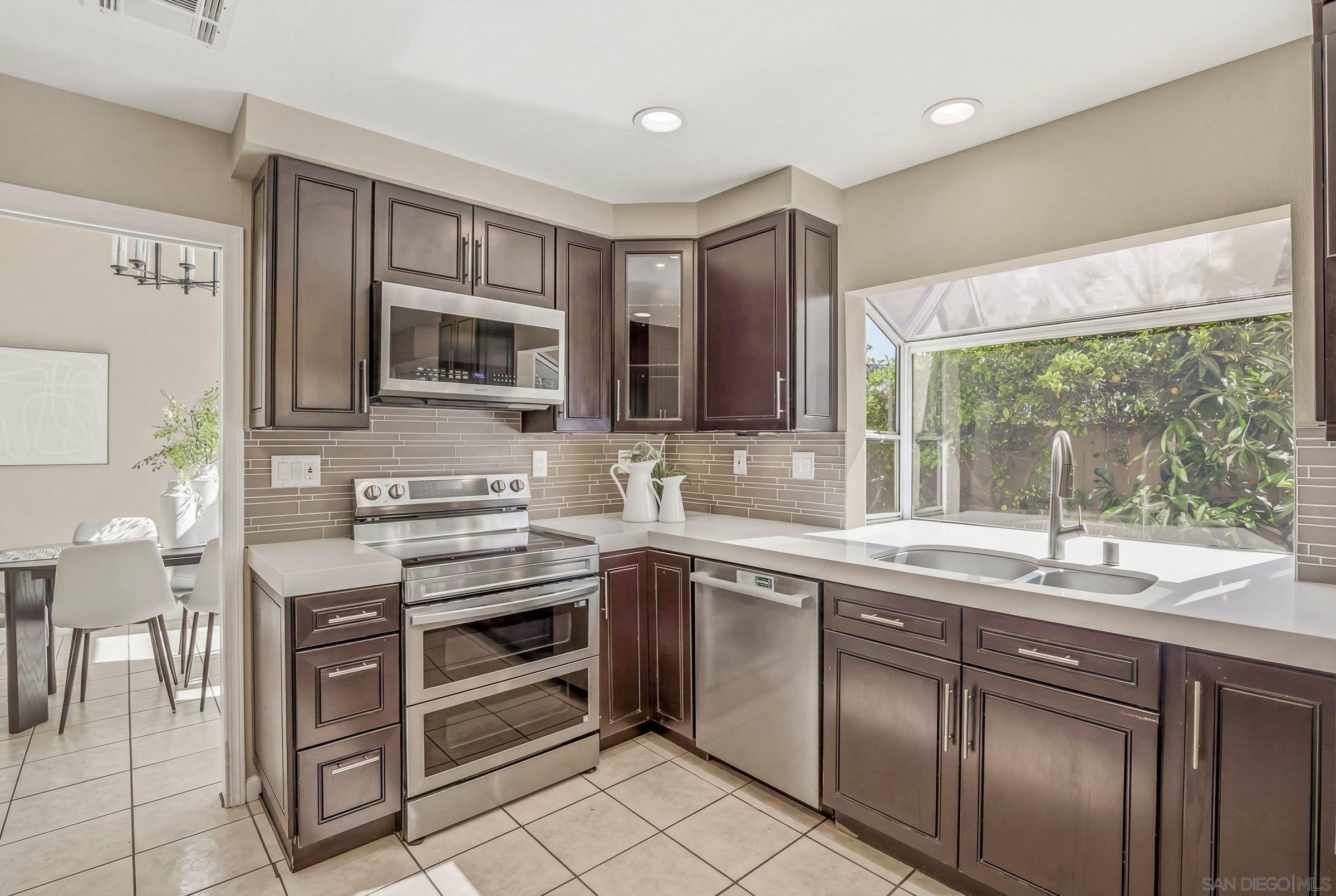 Detail Gallery Image 10 of 30 For 13354  Darview, San Diego,  CA 92129 - 5 Beds | 3 Baths