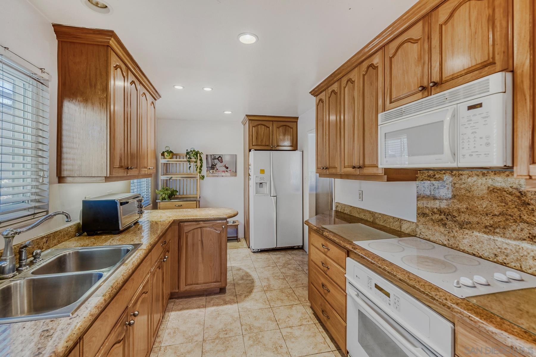 Detail Gallery Image 6 of 24 For 8376  Mono Lake Dr, San Diego,  CA 92119 - 3 Beds | 2 Baths