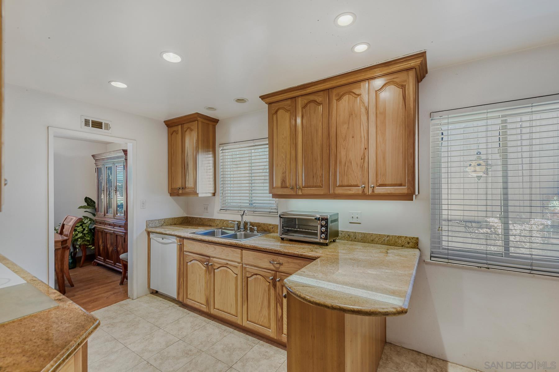 Detail Gallery Image 8 of 24 For 8376  Mono Lake Dr, San Diego,  CA 92119 - 3 Beds | 2 Baths