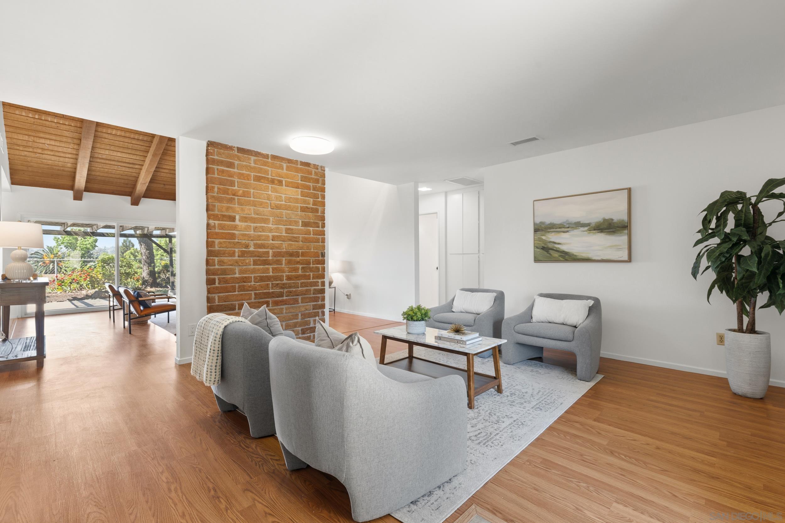 Detail Gallery Image 3 of 21 For 1333 N Ivy Street, Escondido,  CA 92026 - 3 Beds | 2 Baths