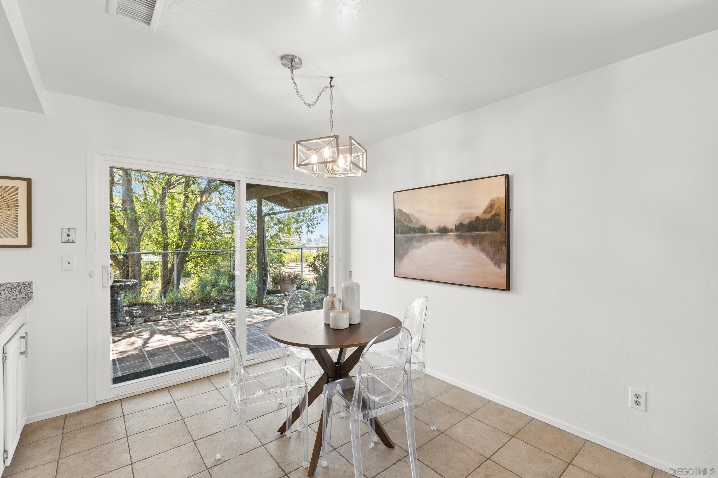 Detail Gallery Image 8 of 21 For 1333 N Ivy Street, Escondido,  CA 92026 - 3 Beds | 2 Baths