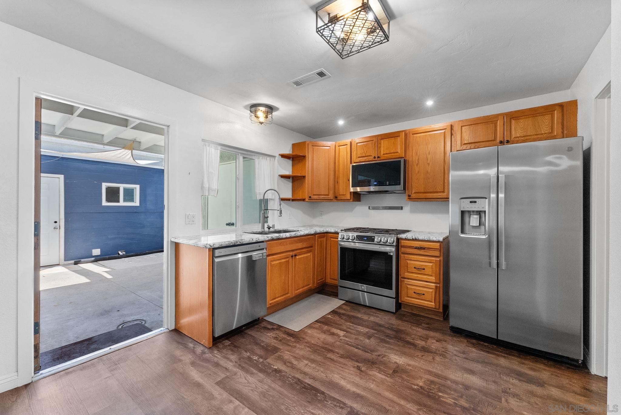 Detail Gallery Image 11 of 39 For 9401  Carlton Oaks Drive  #E,  Santee,  CA 92071 - 4 Beds | 1/1 Baths