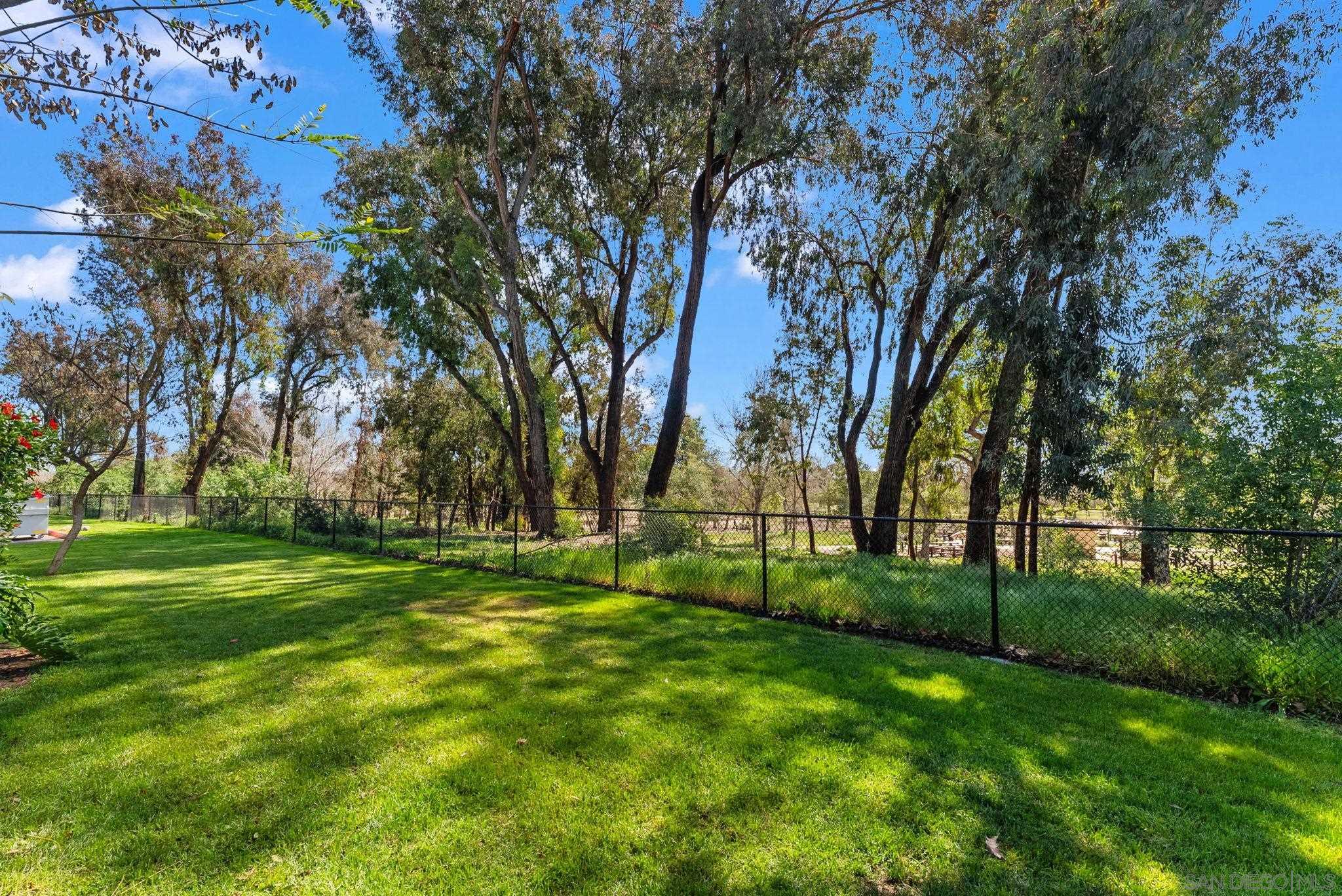 Detail Gallery Image 28 of 39 For 9401  Carlton Oaks Drive  #E,  Santee,  CA 92071 - 4 Beds | 1/1 Baths