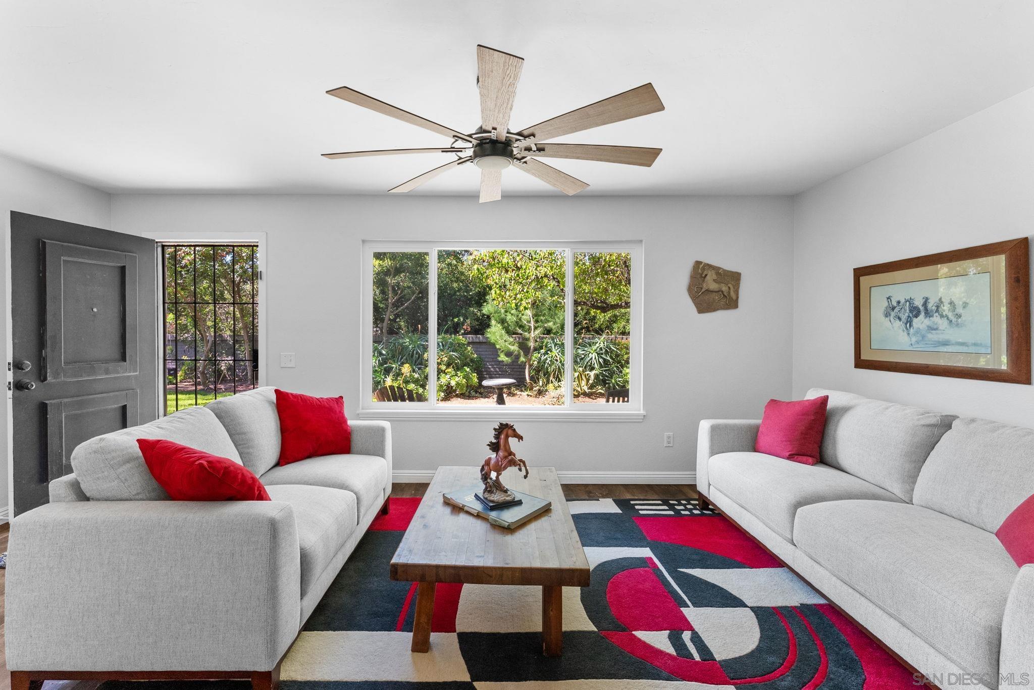 Detail Gallery Image 5 of 39 For 9401  Carlton Oaks Drive  #E,  Santee,  CA 92071 - 4 Beds | 1/1 Baths