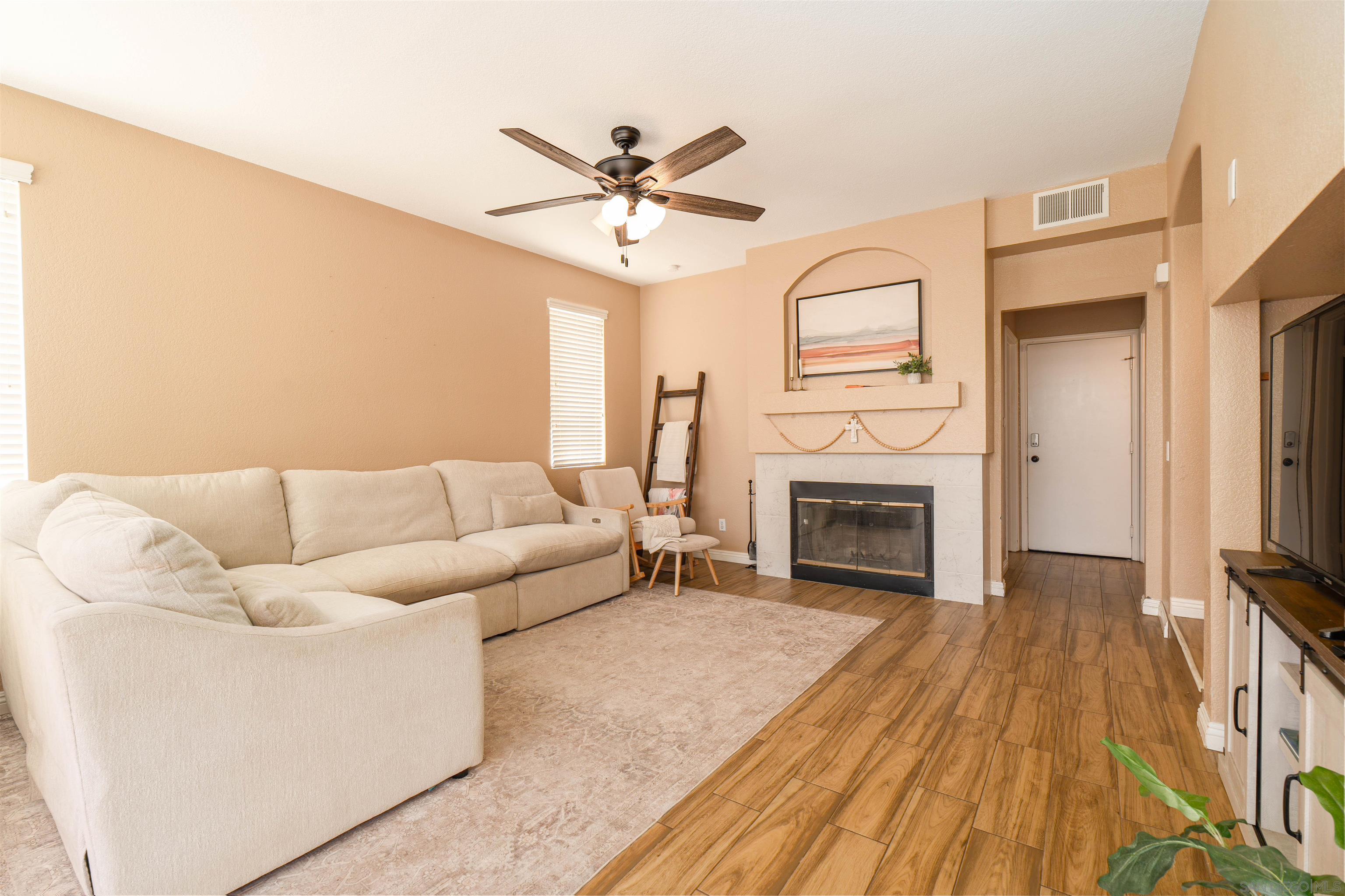 Detail Gallery Image 3 of 22 For 40976  Cardinal Flower Dr., Murrieta,  CA 92562 - 4 Beds | 2/1 Baths