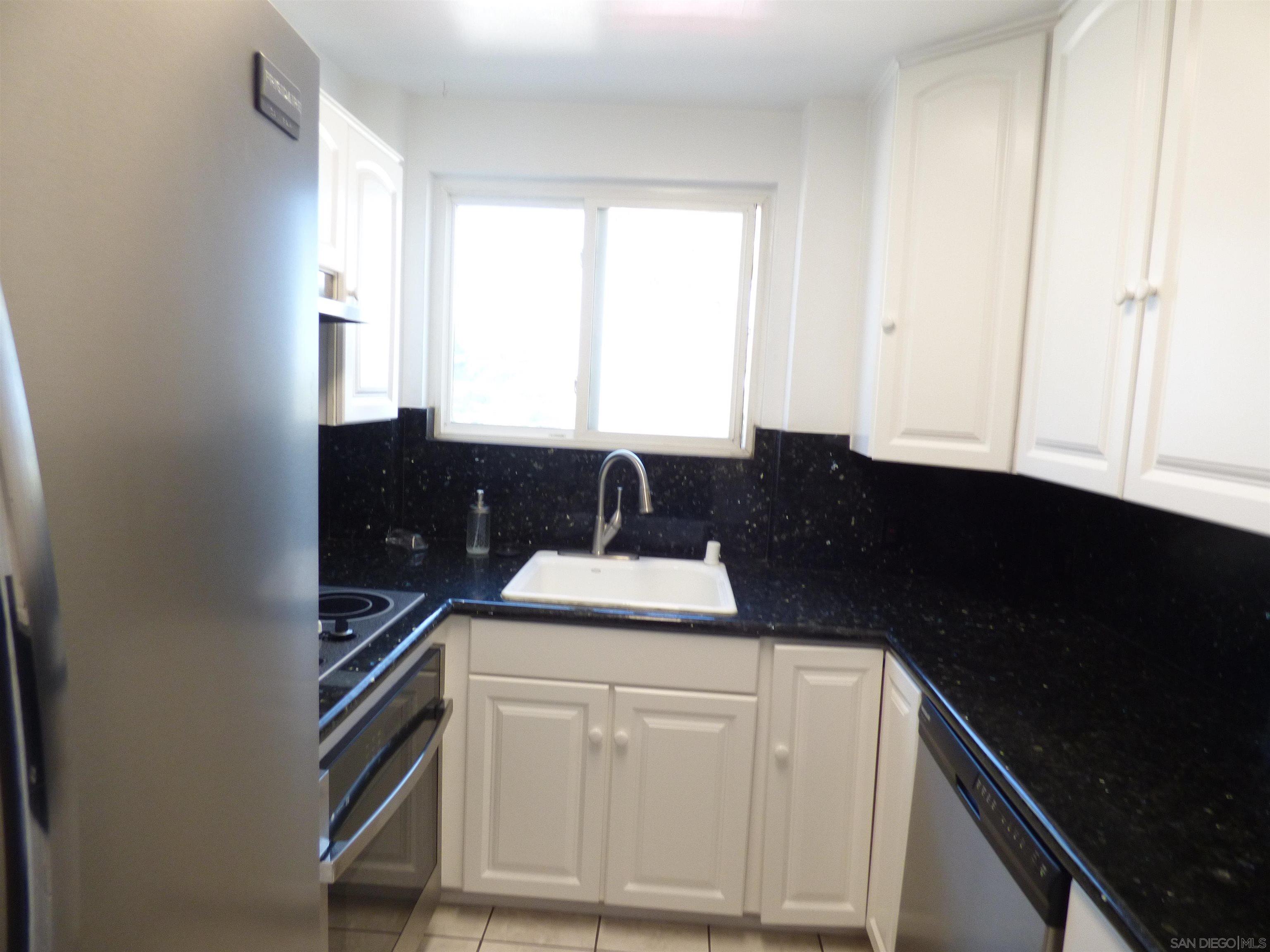 Detail Gallery Image 5 of 10 For 8040  Girard Avenue  5, La Jolla,  CA 92037 - 2 Beds | 2 Baths