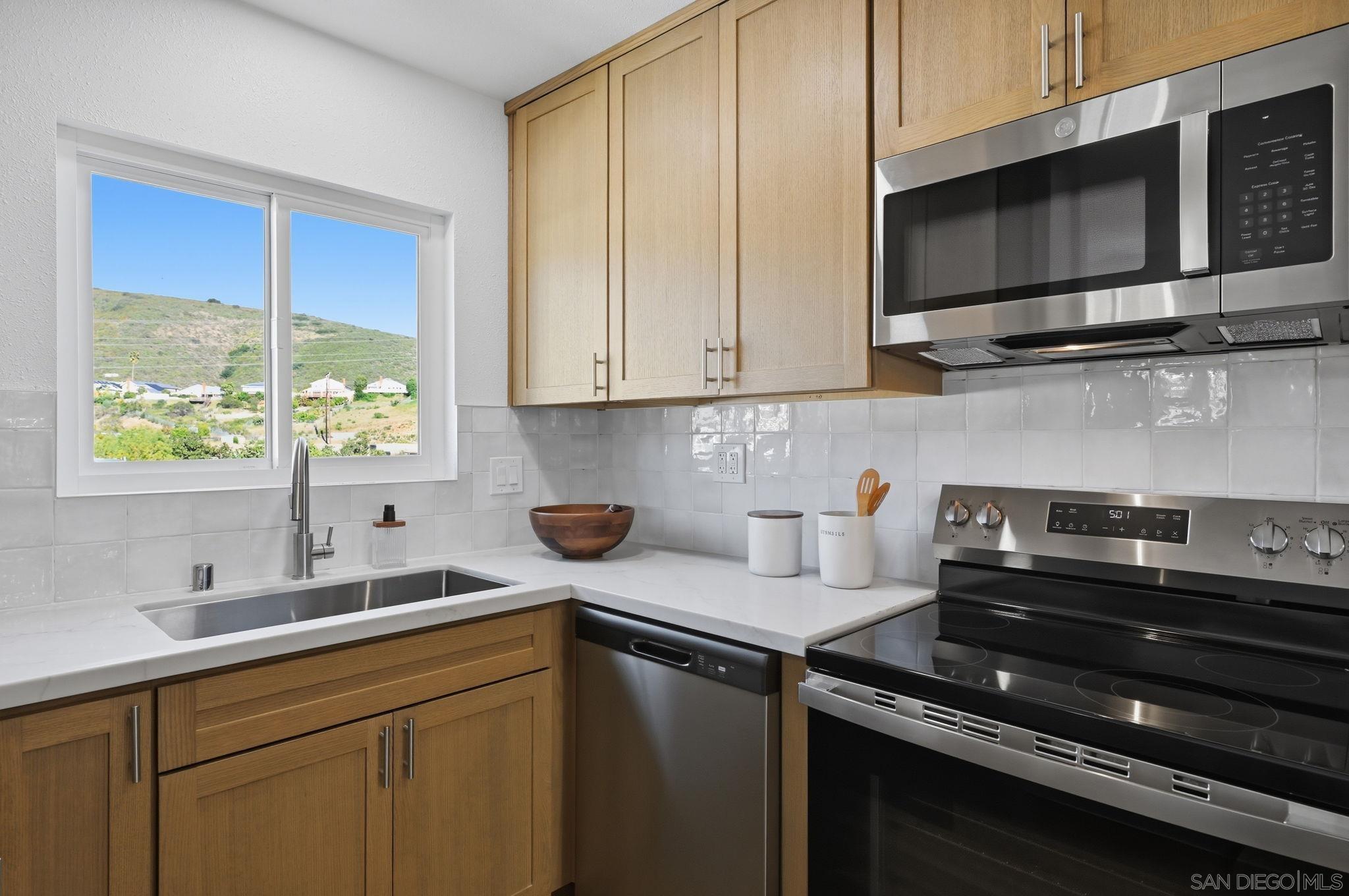 Detail Gallery Image 13 of 36 For 9922  Paseo Montalban, San Diego,  CA 92129 - 2 Beds | 1/1 Baths