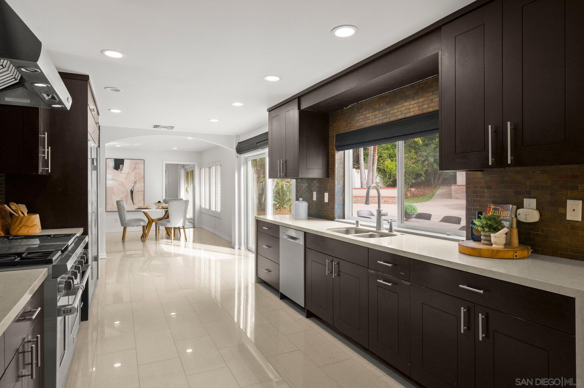 Detail Gallery Image 13 of 55 For 2505  Hidden Valley Pl, La Jolla,  CA 92037 - 5 Beds | 4 Baths