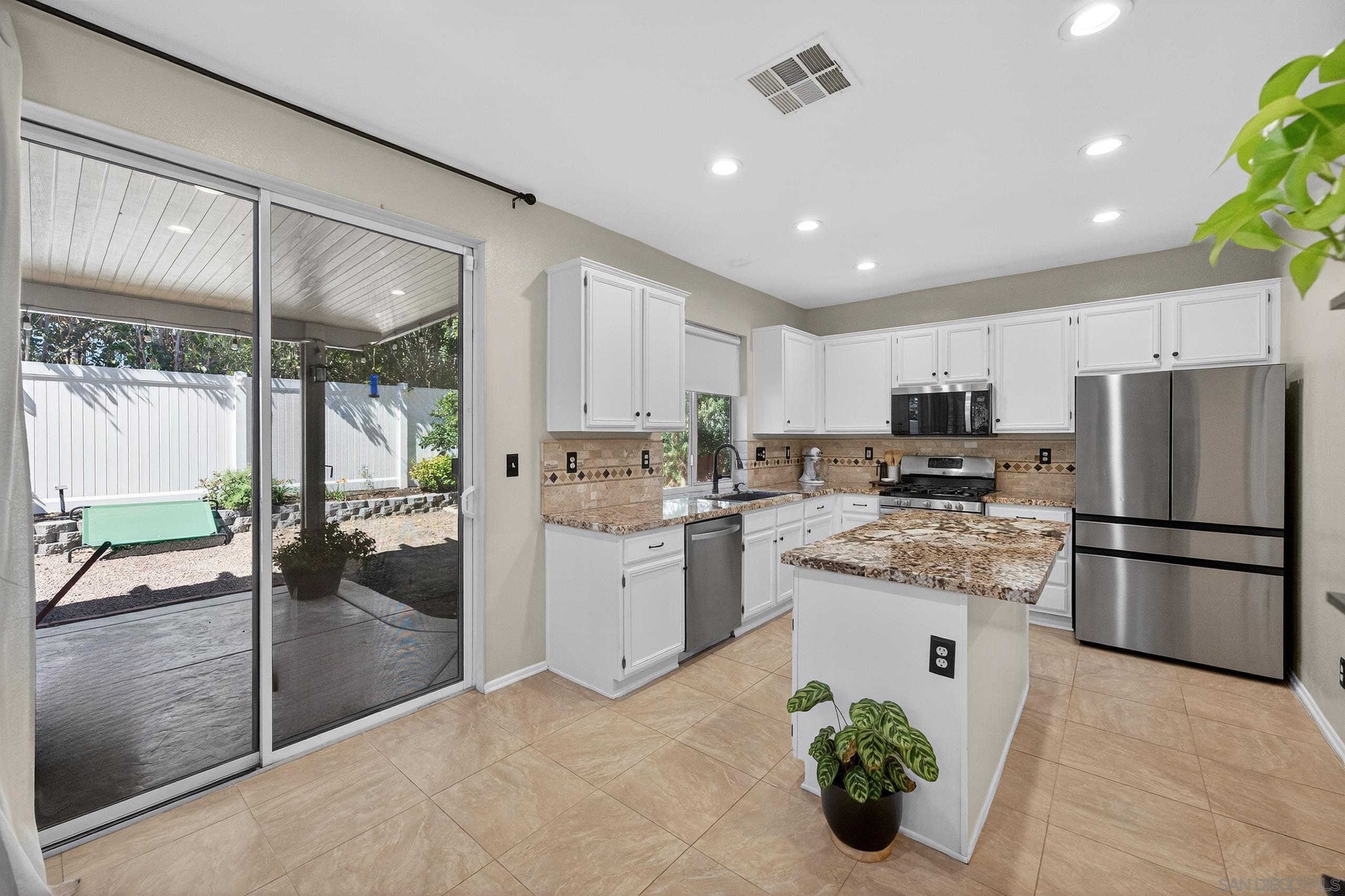 Detail Gallery Image 12 of 36 For 43165  Sereno Dr., Temecula,  CA 92592 - 4 Beds | 2/1 Baths