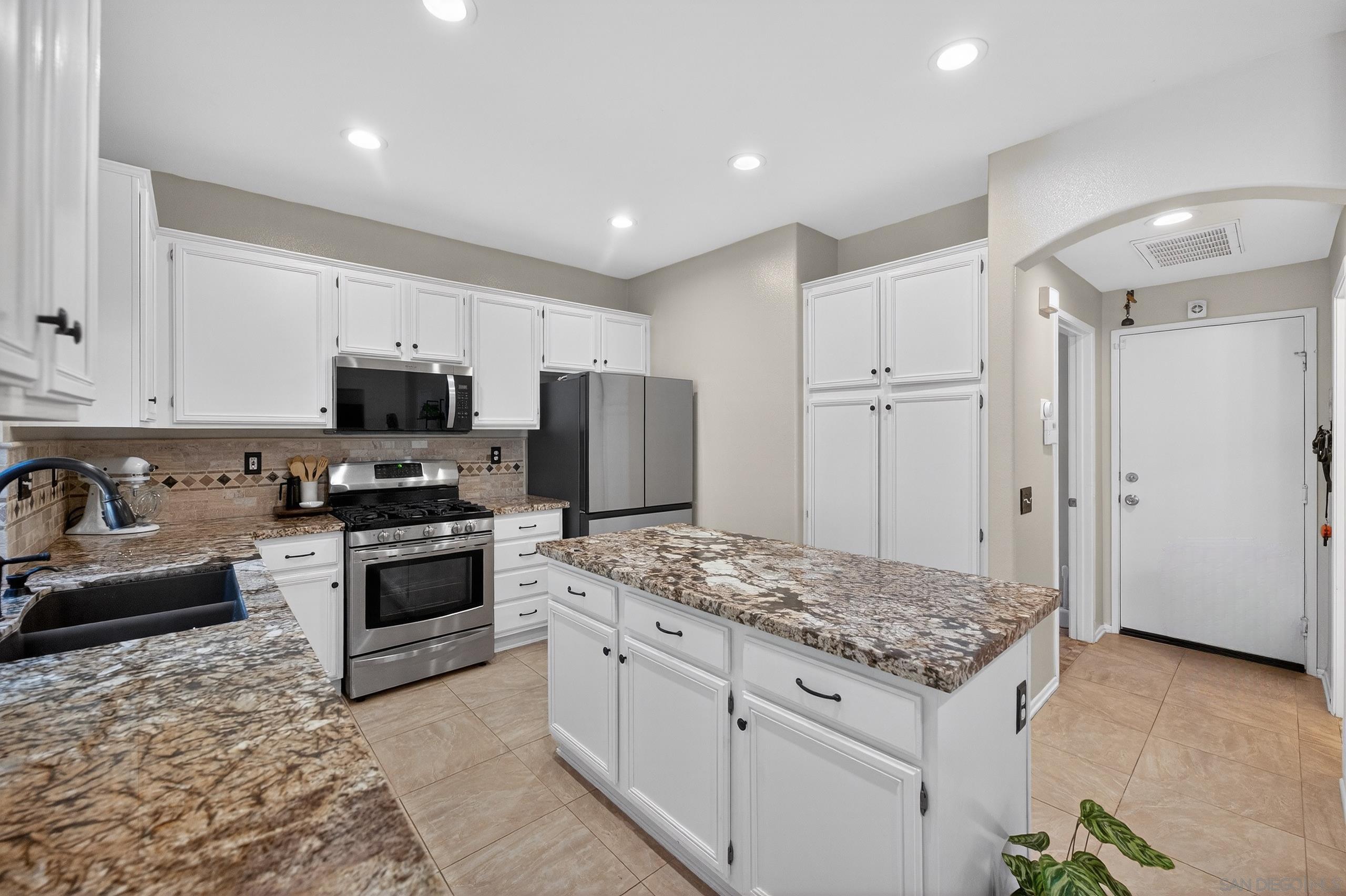 Detail Gallery Image 13 of 36 For 43165  Sereno Dr., Temecula,  CA 92592 - 4 Beds | 2/1 Baths