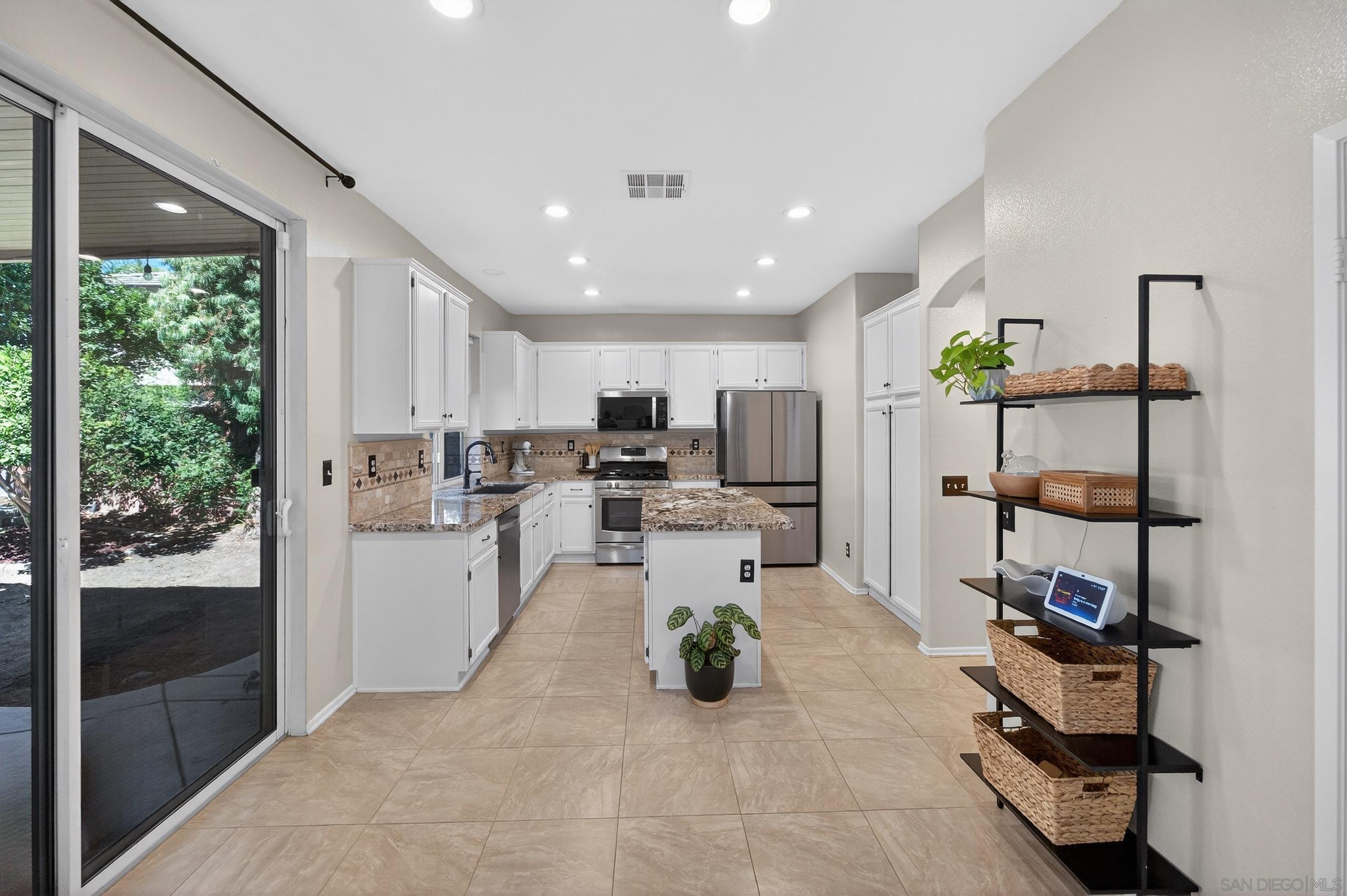 Detail Gallery Image 14 of 36 For 43165  Sereno Dr., Temecula,  CA 92592 - 4 Beds | 2/1 Baths