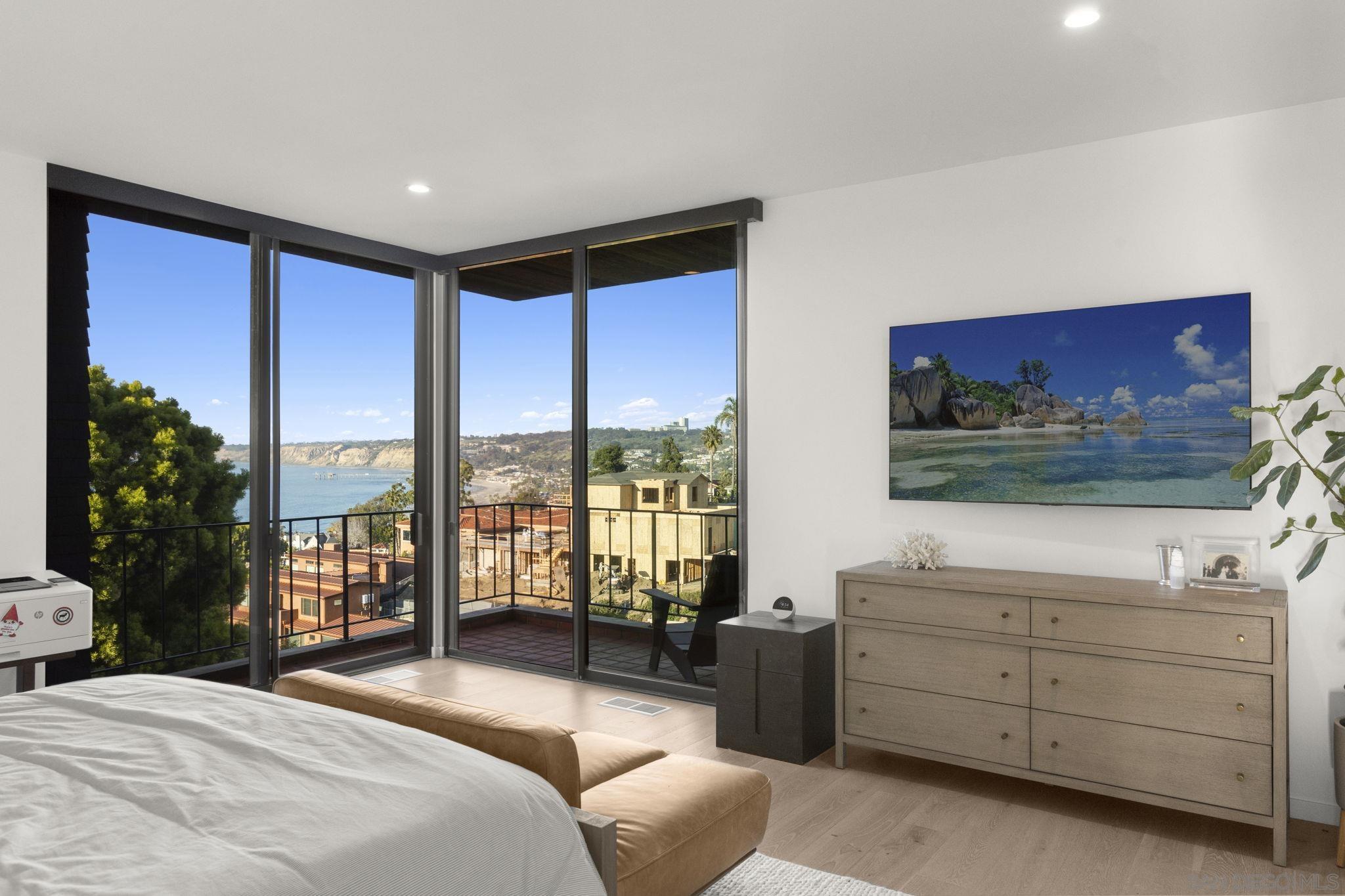 Detail Gallery Image 9 of 15 For 7747  Whitefield, La Jolla,  CA 92037 - 4 Beds | 3/1 Baths