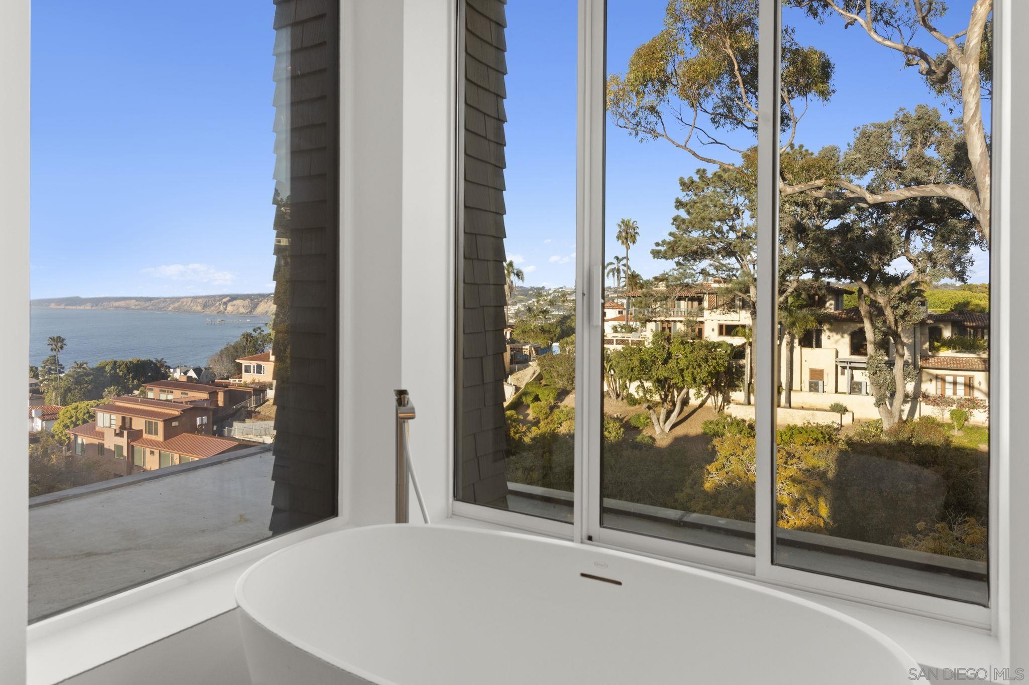 Detail Gallery Image 10 of 15 For 7747  Whitefield, La Jolla,  CA 92037 - 4 Beds | 3/1 Baths