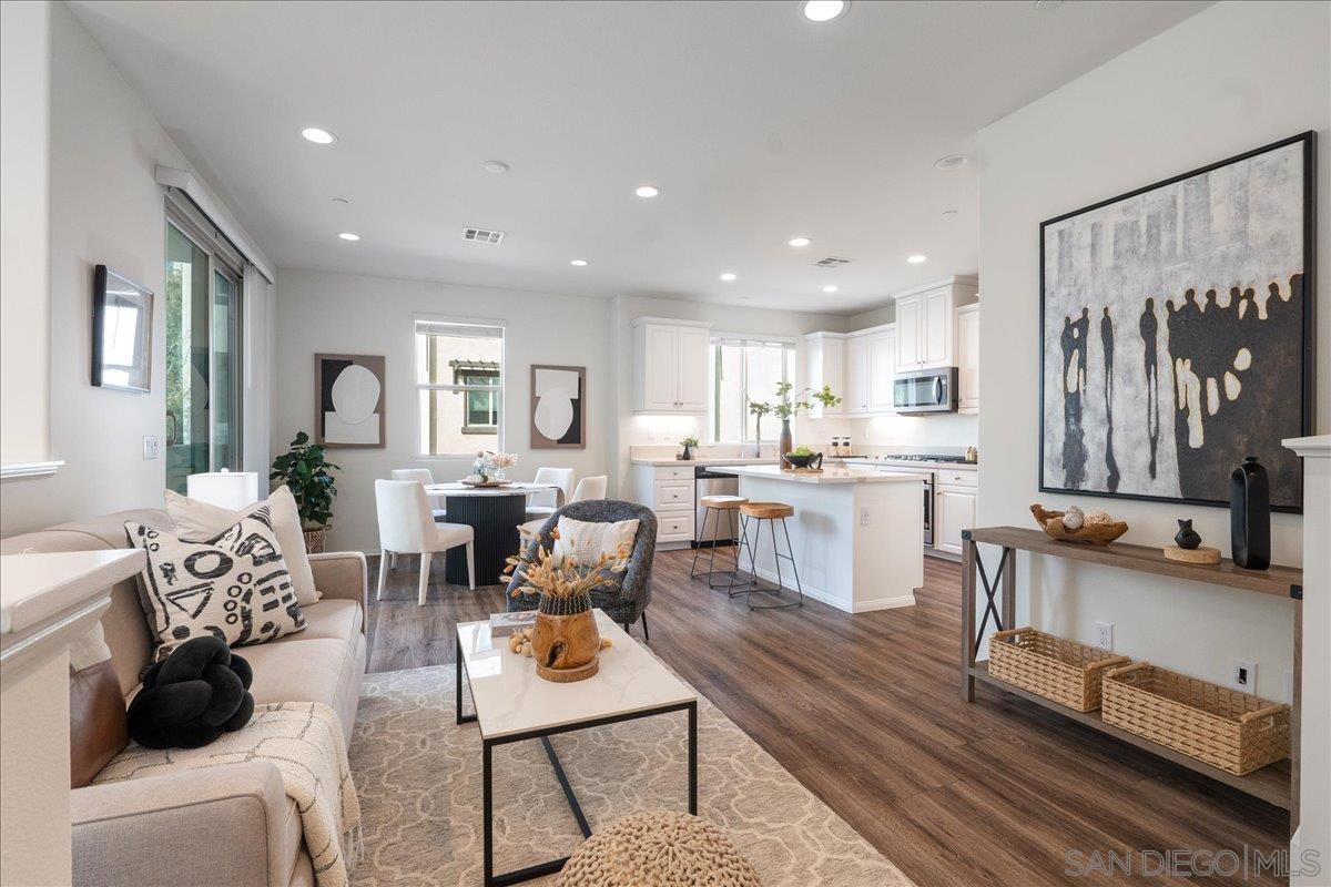 Detail Gallery Image 3 of 35 For 2325  Verano Way, Vista,  CA 92081 - 2 Beds | 2/1 Baths