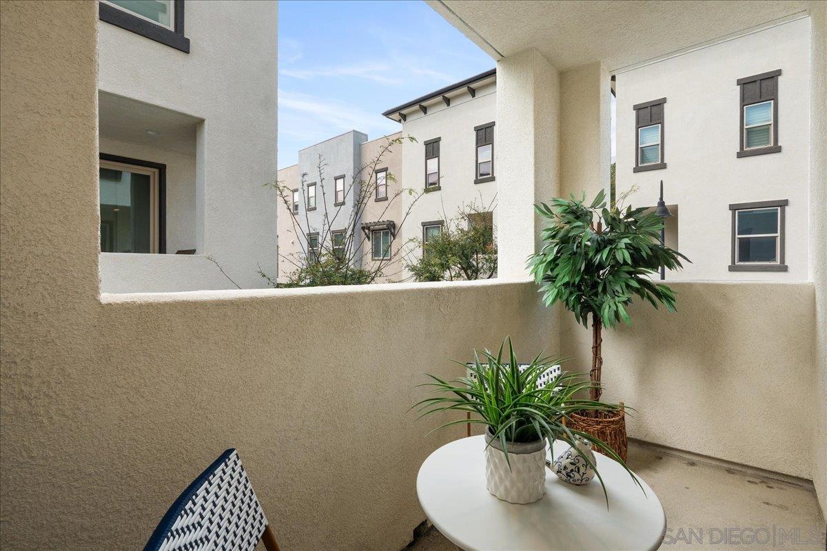 Detail Gallery Image 6 of 35 For 2325  Verano Way, Vista,  CA 92081 - 2 Beds | 2/1 Baths