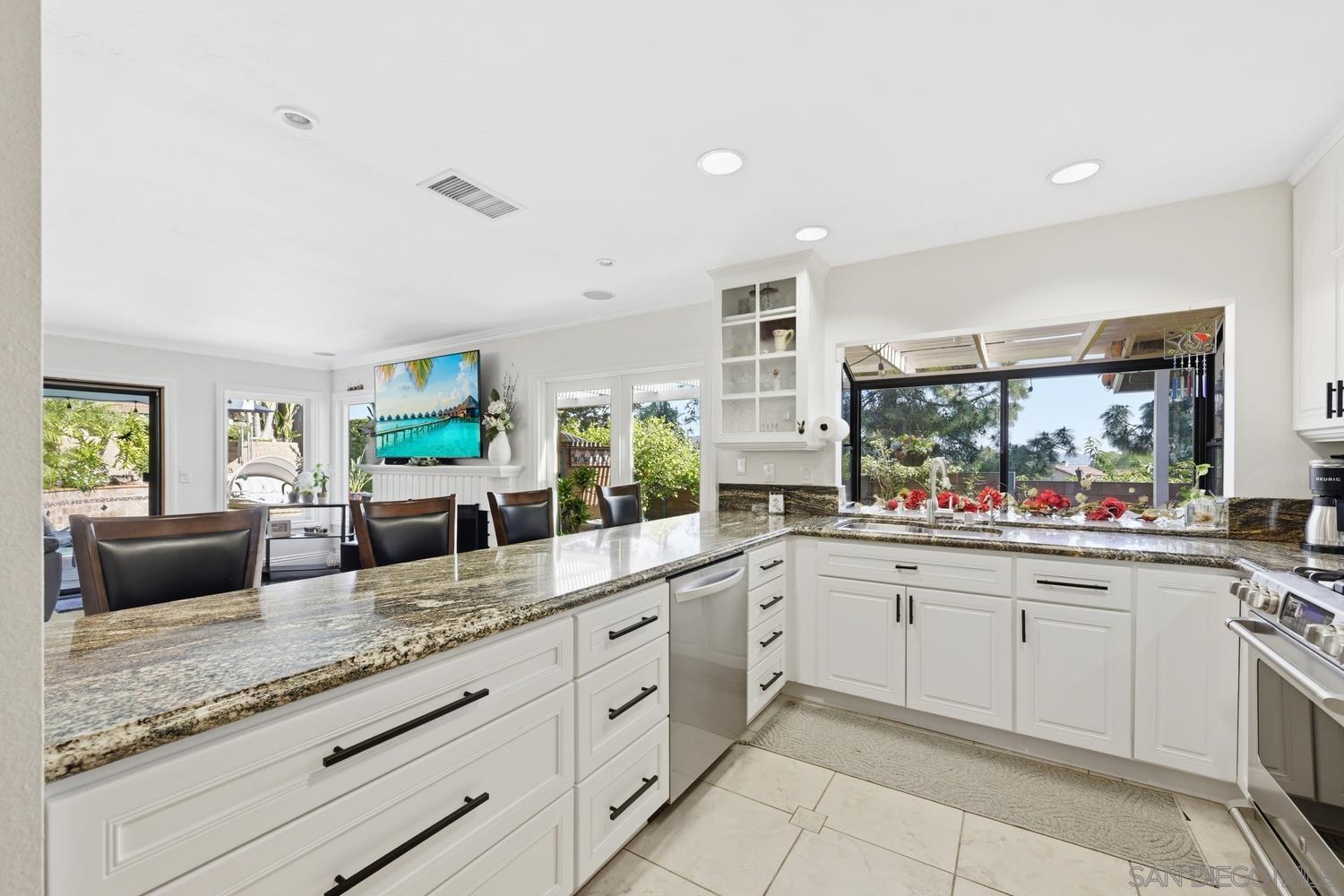 Detail Gallery Image 15 of 41 For 14265  Manzella, San Diego,  CA 92129 - 5 Beds | 3 Baths