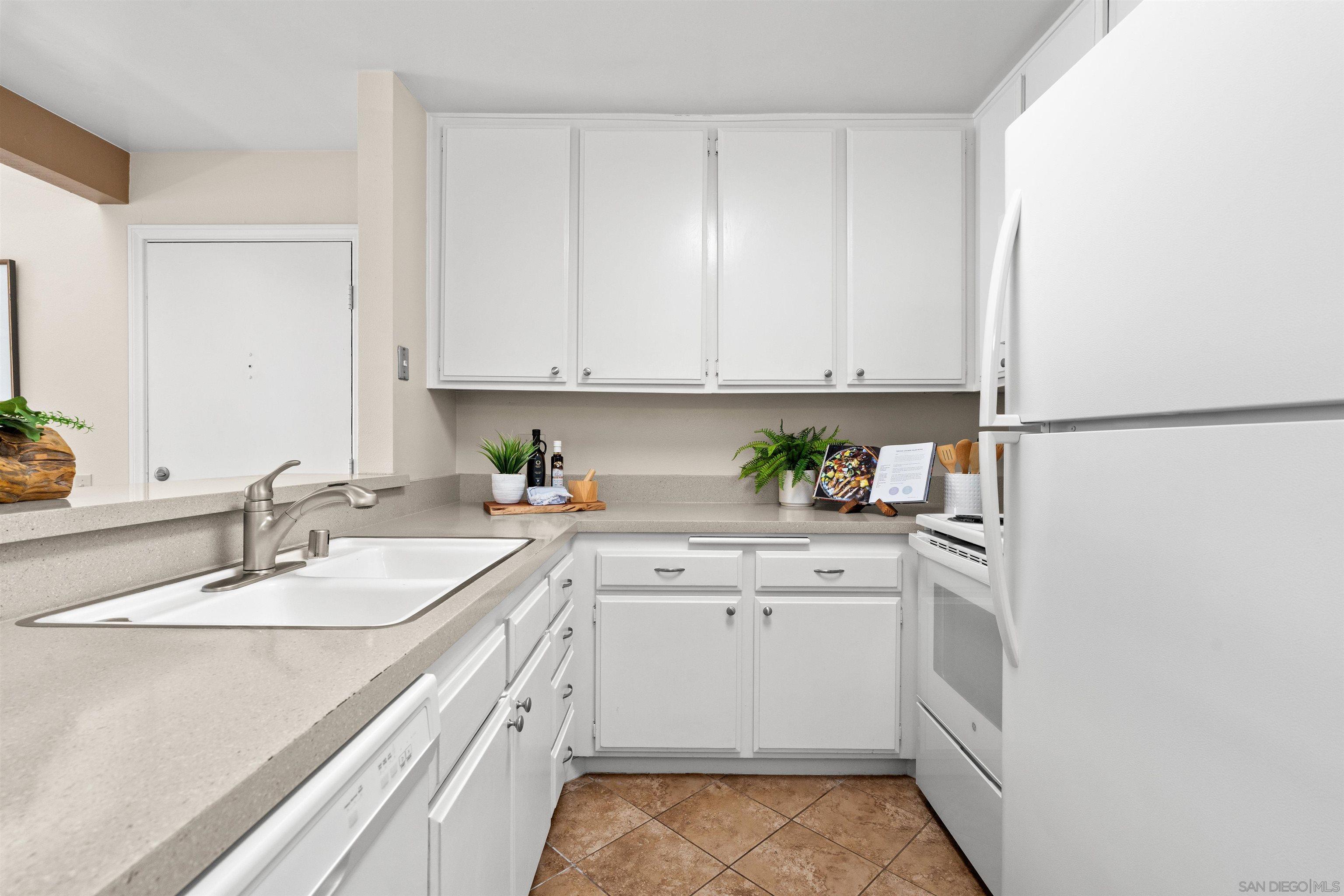 Detail Gallery Image 18 of 57 For 3583  Ruffin Rd  #210,  San Diego,  CA 92123 - 3 Beds | 2 Baths