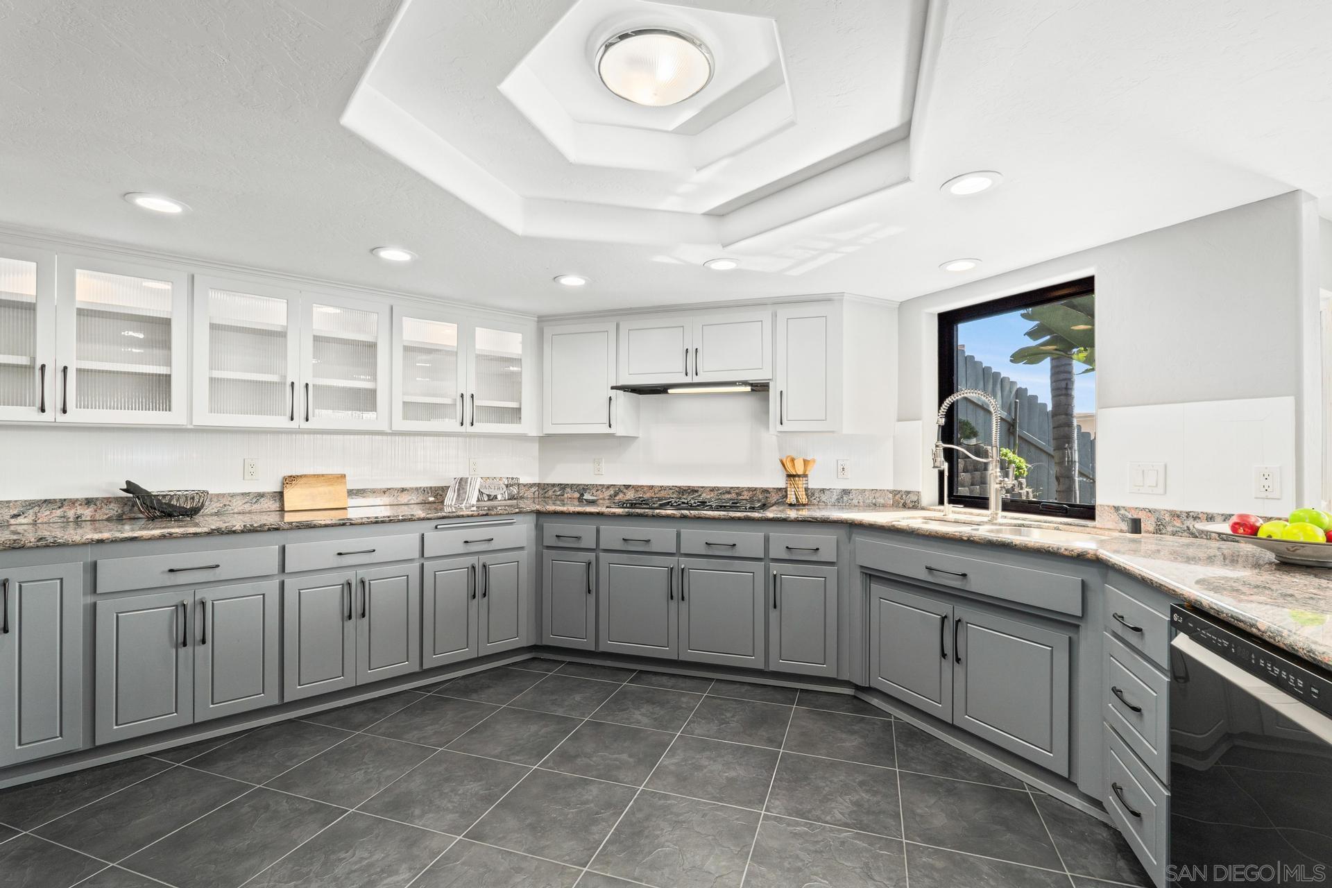 Detail Gallery Image 5 of 22 For 1695  Neale St, San Diego,  CA 92103 - 3 Beds | 2/1 Baths