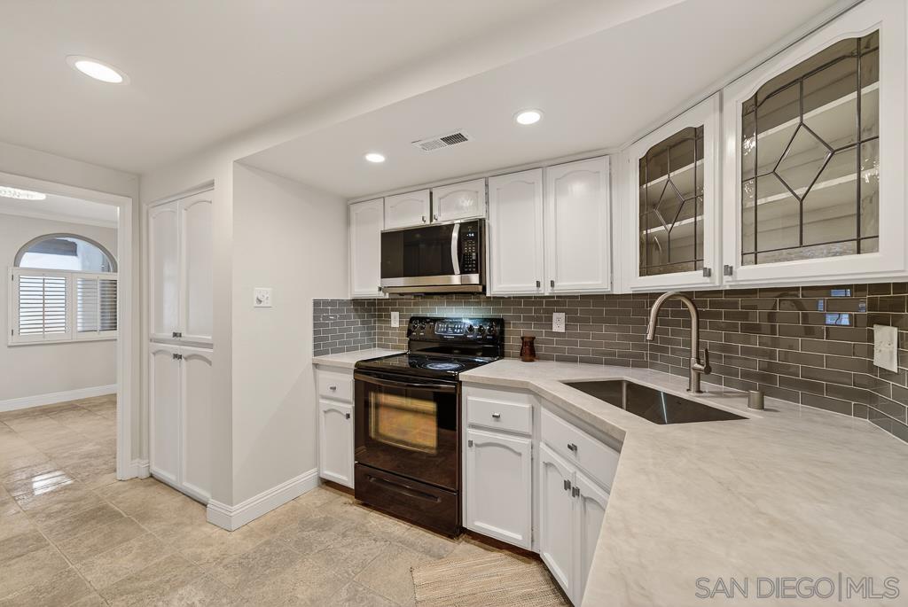 Detail Gallery Image 19 of 69 For 12242  Paseo Lucido  B, San Diego,  CA 92128 - 4 Beds | 3 Baths