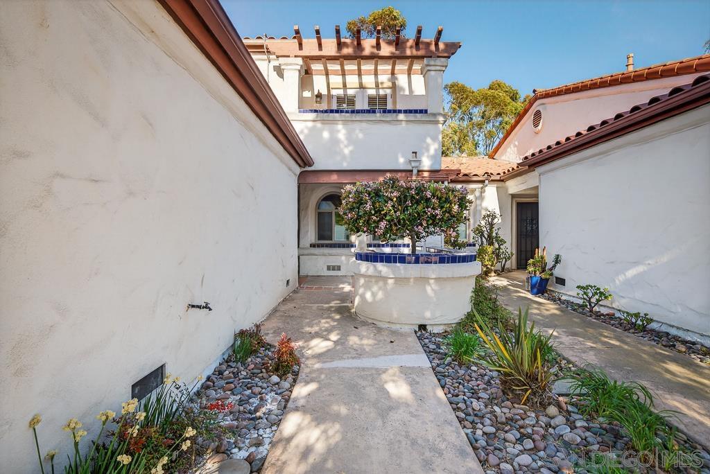 Detail Gallery Image 4 of 69 For 12242  Paseo Lucido  B, San Diego,  CA 92128 - 4 Beds | 3 Baths