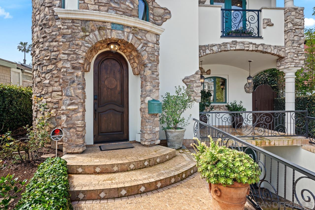 Detail Gallery Image 4 of 75 For 7964  Prospect Place, La Jolla,  CA 92037 - 5 Beds | 3/1 Baths