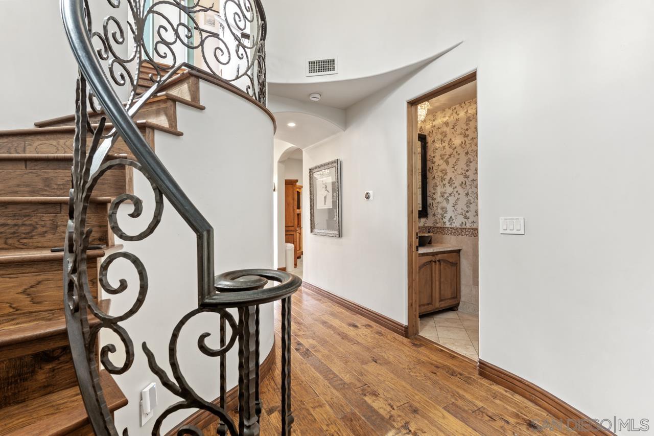 Detail Gallery Image 6 of 75 For 7964  Prospect Place, La Jolla,  CA 92037 - 5 Beds | 3/1 Baths