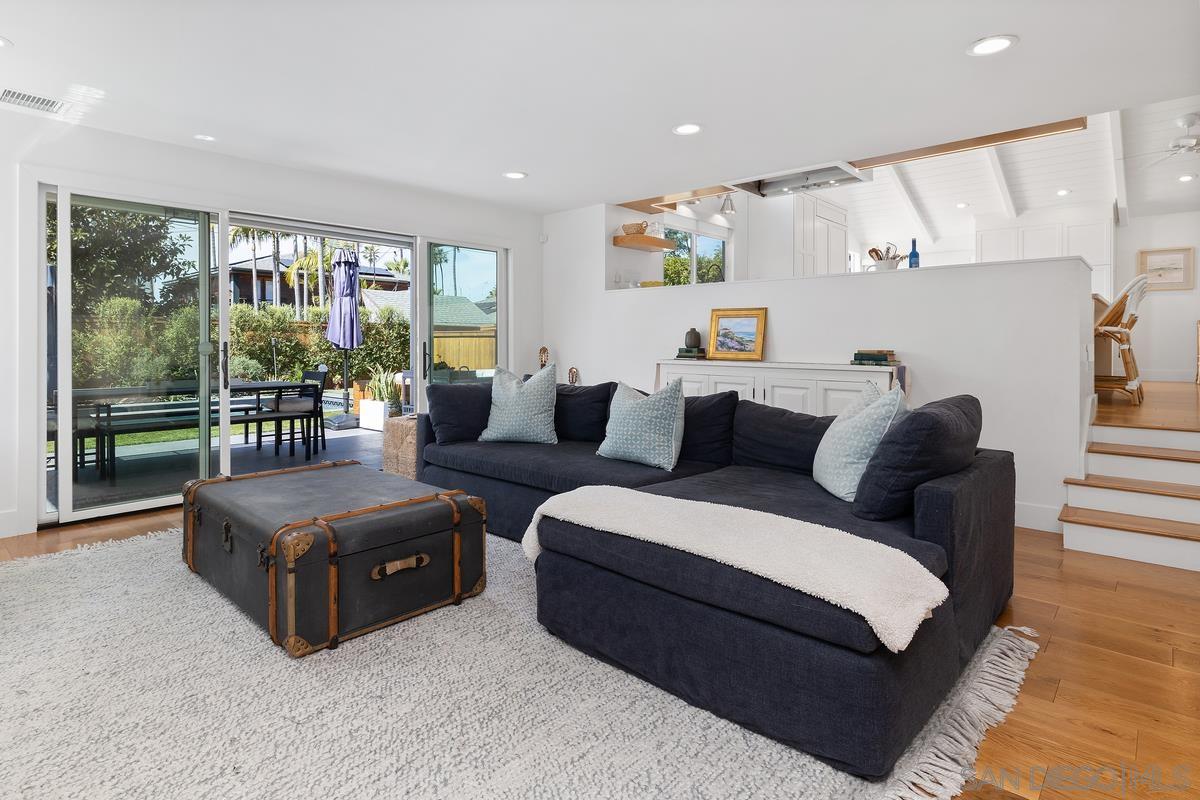 Detail Gallery Image 13 of 46 For 8238  Paseo Del Ocaso, La Jolla,  CA 92037 - 4 Beds | 3 Baths