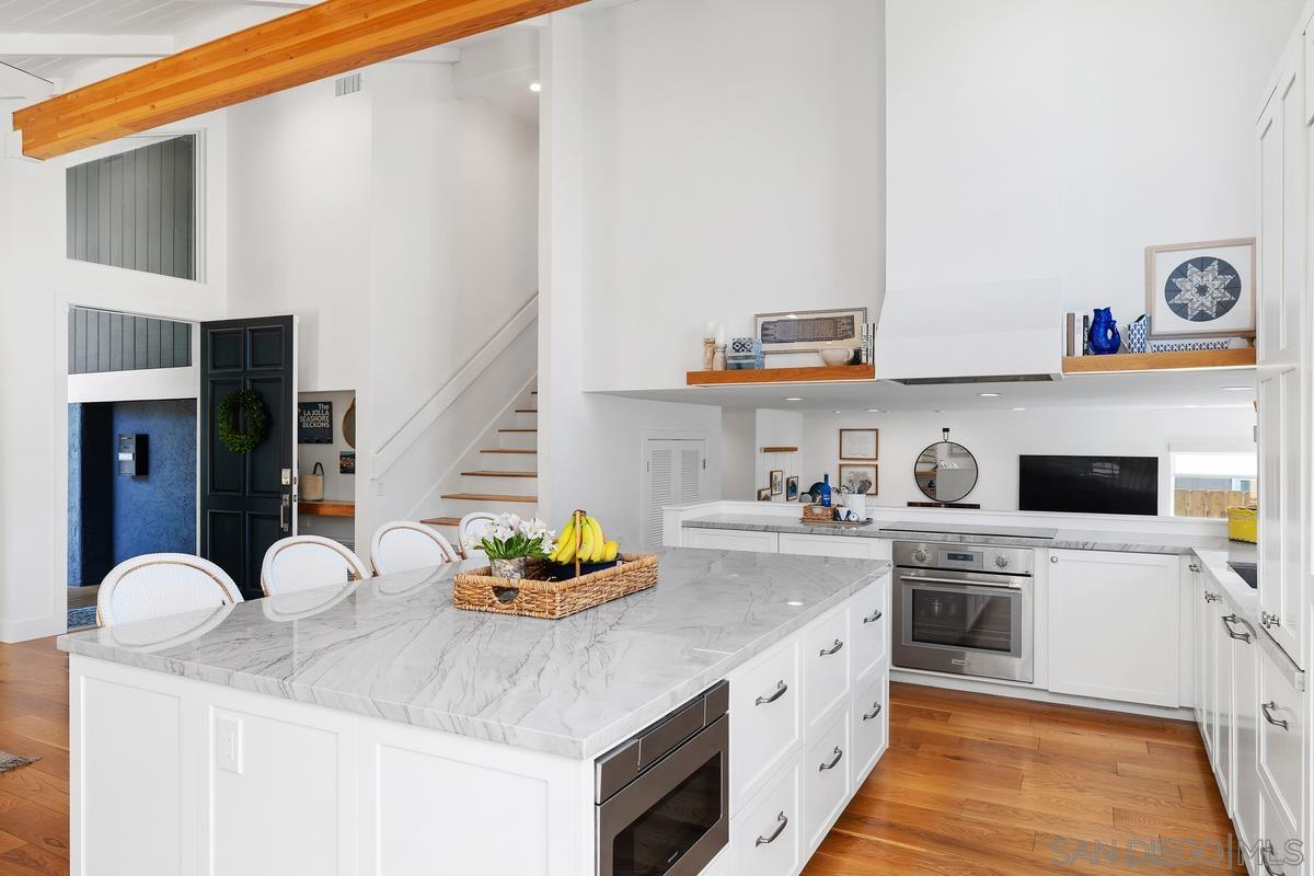 Detail Gallery Image 7 of 46 For 8238  Paseo Del Ocaso, La Jolla,  CA 92037 - 4 Beds | 3 Baths